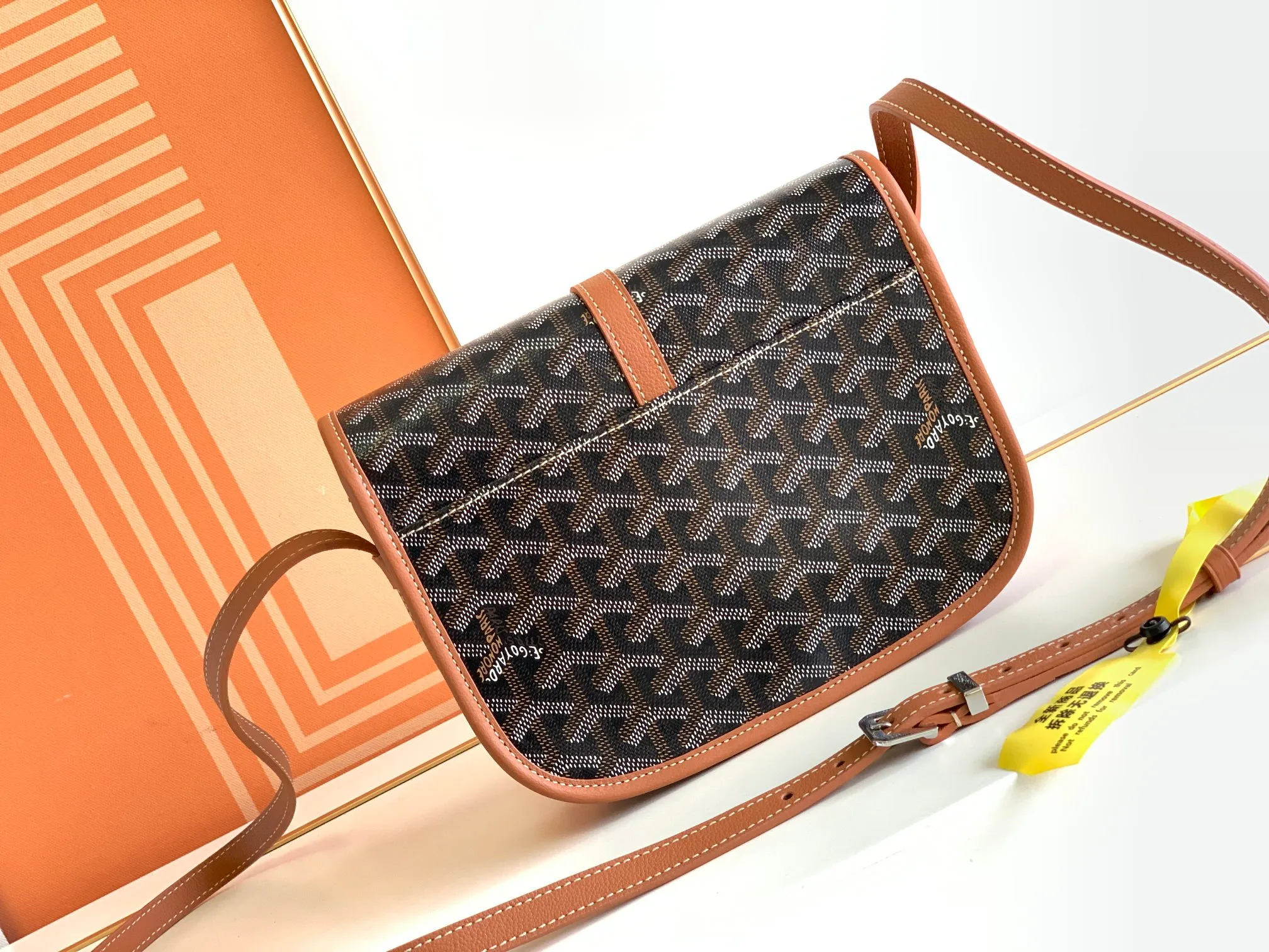 P1300🉐With packaging, the BELVÉDÉRE small bag is equipped with a smart shoulder strap and a secure closure system, suitable for various occasions, simple and elegant, lightweight and practical. Features multiple exterior and interior pockets to easily separate your belongings. Material: GOYARDINE canvas & DECIZE calf leather, detachable and adjustable shoulder strap, search code: 8016 pebbled pattern SIZE: size, weight: 16X7X22 (CM)