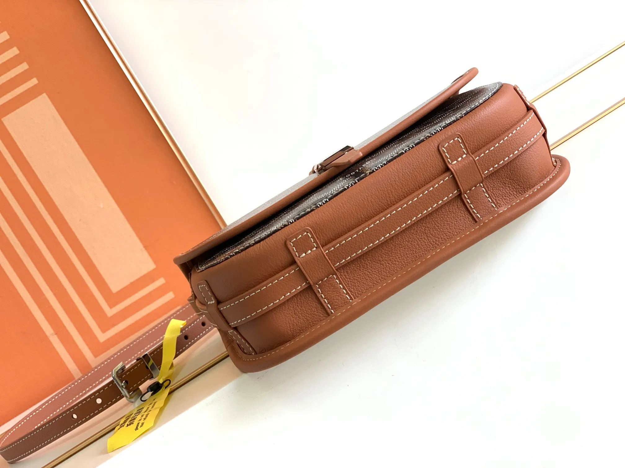 P1300🉐With packaging, the BELVÉDÉRE small bag is equipped with a smart shoulder strap and a secure closure system, suitable for various occasions, simple and elegant, lightweight and practical. Features multiple exterior and interior pockets to easily separate your belongings. Material: GOYARDINE canvas & DECIZE calf leather, detachable and adjustable shoulder strap, search code: 8016 pebbled pattern SIZE: size, weight: 16X7X22 (CM)
