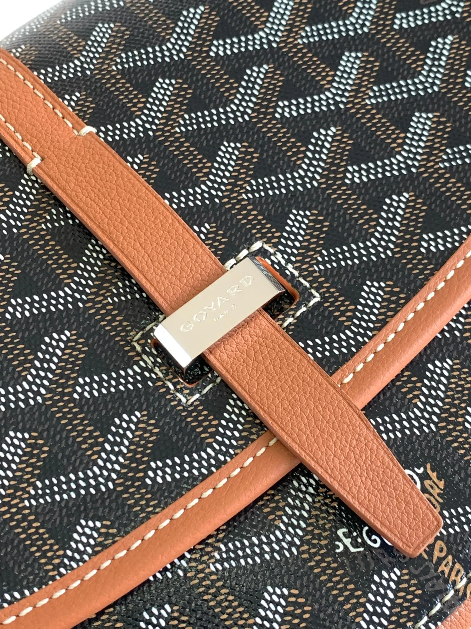 P1300🉐With packaging, the BELVÉDÉRE small bag is equipped with a smart shoulder strap and a secure closure system, suitable for various occasions, simple and elegant, lightweight and practical. Features multiple exterior and interior pockets to easily separate your belongings. Material: GOYARDINE canvas & DECIZE calf leather, detachable and adjustable shoulder strap, search code: 8016 pebbled pattern SIZE: size, weight: 16X7X22 (CM)
