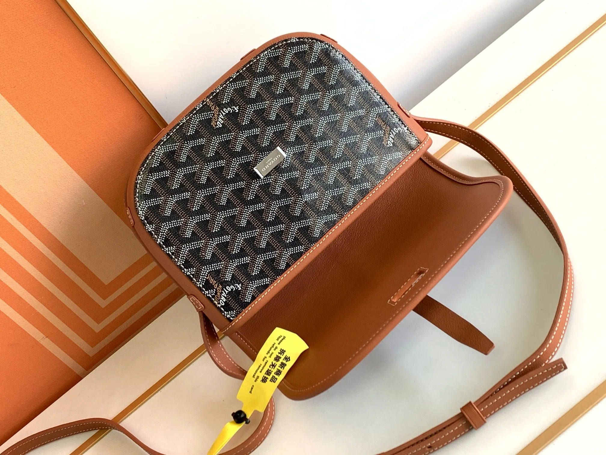 P1300🉐With packaging, the BELVÉDÉRE small bag is equipped with a smart shoulder strap and a secure closure system, suitable for various occasions, simple and elegant, lightweight and practical. Features multiple exterior and interior pockets to easily separate your belongings. Material: GOYARDINE canvas & DECIZE calf leather, detachable and adjustable shoulder strap, search code: 8016 pebbled pattern SIZE: size, weight: 16X7X22 (CM)