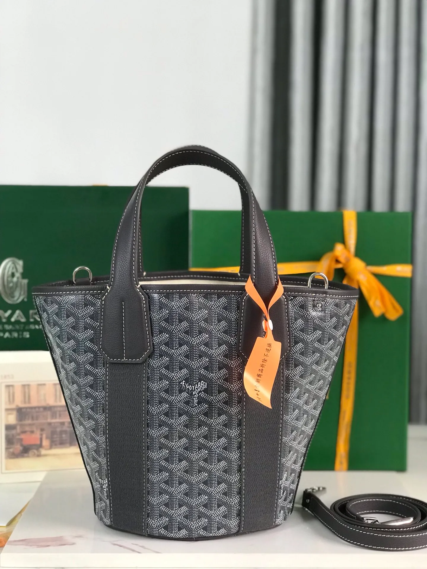 670💝BELHARRA small bag is the perfect companion for vacations in the sun. Its iconic bucket shape and large opening design can easily accommodate daily necessities. Whether on the beach or on the city road, this special edition bag can be easily carried in hand or on the shoulder. The calfskin leather shoulder strap is detachable. 11 classic colors are combined with two different hearts. The small love style makes the bag more unique and playful. The ribbon love style makes the bag more novel, soft and smart. Size: 18*14 (bottom width) *24 (height) 🔎120230