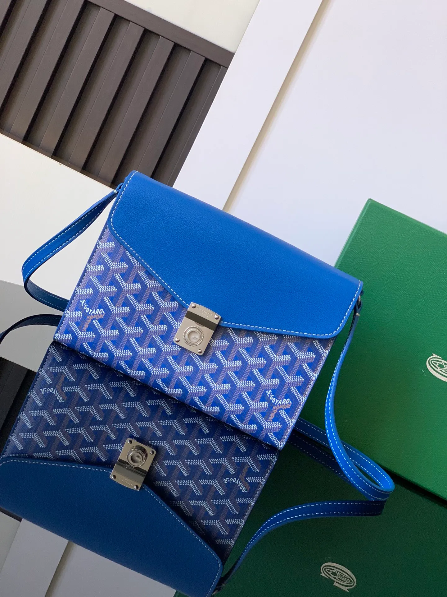 The design of the P1260 Chypre crossbody bag has the characteristics of a wallet and the concept of a handbag, which is both clever and practical. The bag has 6 card slots and a detachable and adjustable leather shoulder strap that can be worn on the shoulder, cross-body or hand-carried. 21 cm x 4 cm x 16 cm 🔎8063-Sky Blue