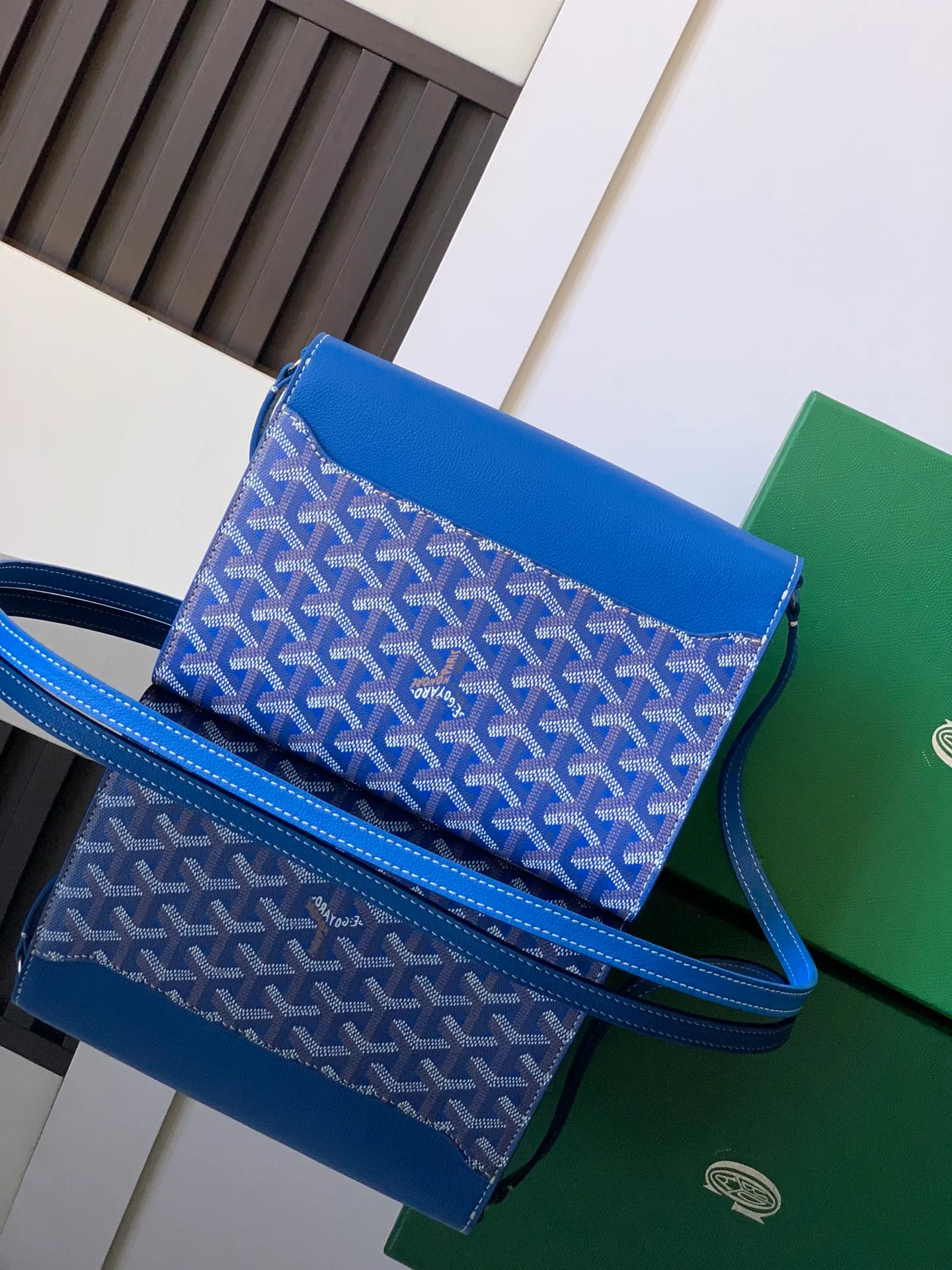 The design of the P1260 Chypre crossbody bag has the characteristics of a wallet and the concept of a handbag, which is both clever and practical. The bag has 6 card slots and a detachable and adjustable leather shoulder strap that can be worn on the shoulder, cross-body or hand-carried. 21 cm x 4 cm x 16 cm 🔎8063-Sky Blue