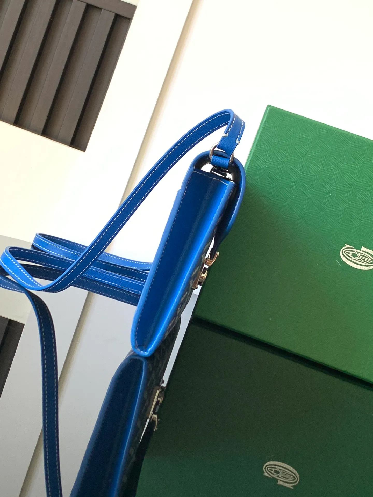 The design of the P1260 Chypre crossbody bag has the characteristics of a wallet and the concept of a handbag, which is both clever and practical. The bag has 6 card slots and a detachable and adjustable leather shoulder strap that can be worn on the shoulder, cross-body or hand-carried. 21 cm x 4 cm x 16 cm 🔎8063-Sky Blue