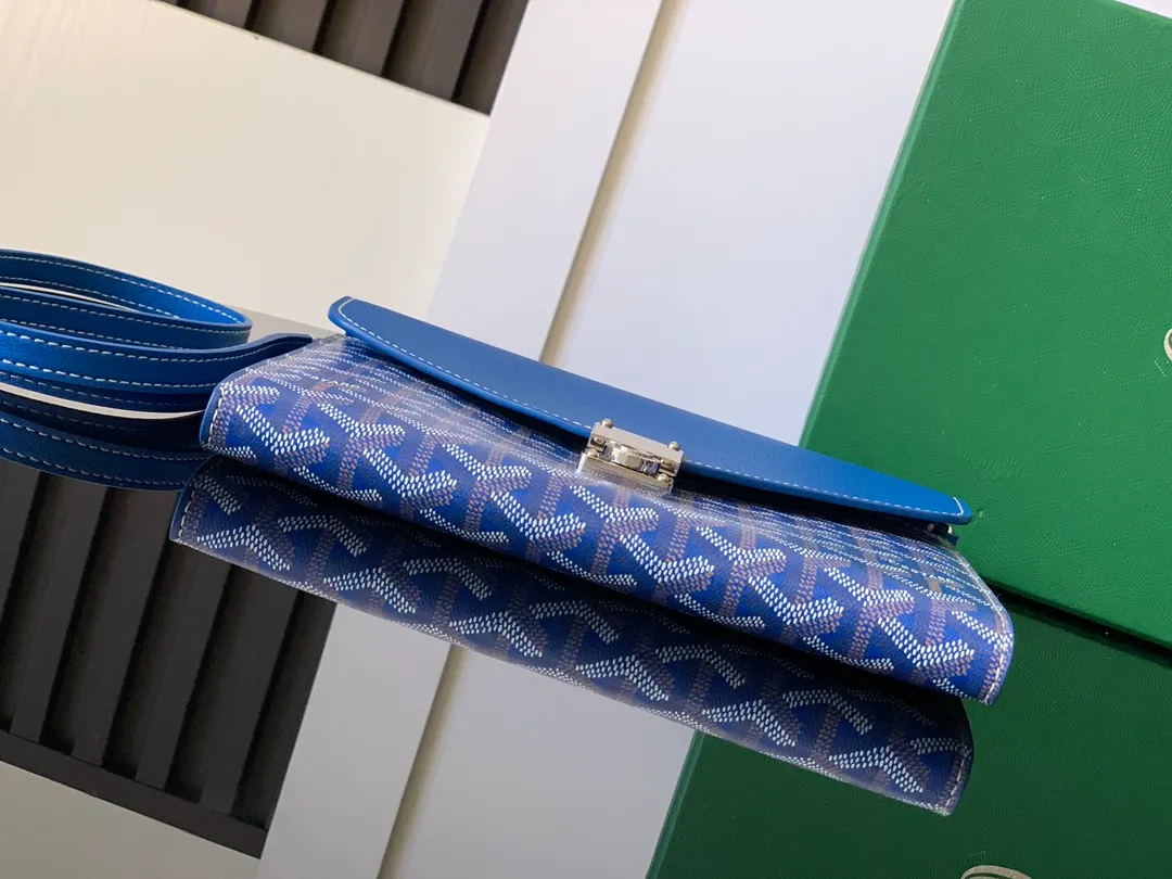 The design of the P1260 Chypre crossbody bag has the characteristics of a wallet and the concept of a handbag, which is both clever and practical. The bag has 6 card slots and a detachable and adjustable leather shoulder strap that can be worn on the shoulder, cross-body or hand-carried. 21 cm x 4 cm x 16 cm 🔎8063-Sky Blue