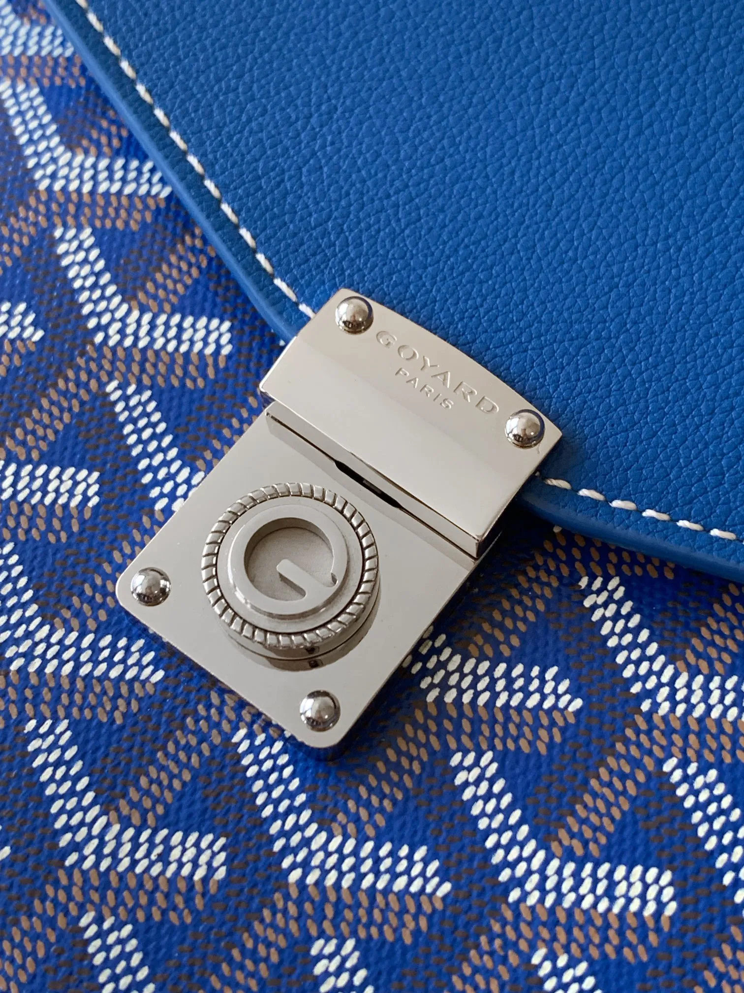 The design of the P1260 Chypre crossbody bag has the characteristics of a wallet and the concept of a handbag, which is both clever and practical. The bag has 6 card slots and a detachable and adjustable leather shoulder strap that can be worn on the shoulder, cross-body or hand-carried. 21 cm x 4 cm x 16 cm 🔎8063-Sky Blue