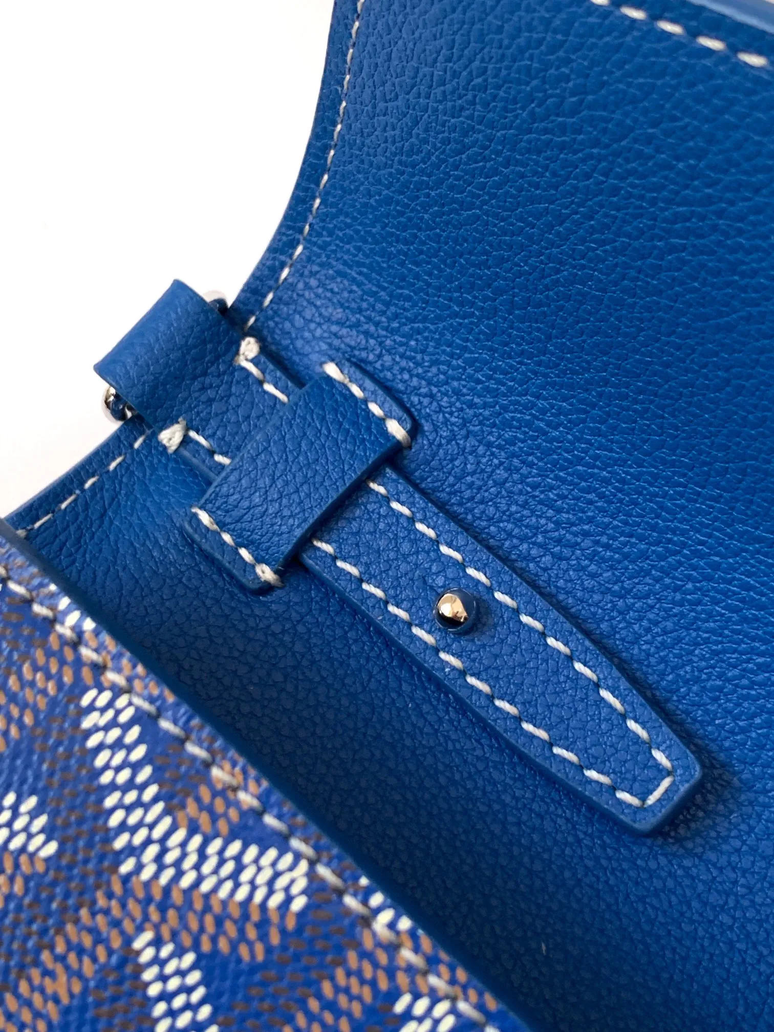 The design of the P1260 Chypre crossbody bag has the characteristics of a wallet and the concept of a handbag, which is both clever and practical. The bag has 6 card slots and a detachable and adjustable leather shoulder strap that can be worn on the shoulder, cross-body or hand-carried. 21 cm x 4 cm x 16 cm 🔎8063-Sky Blue