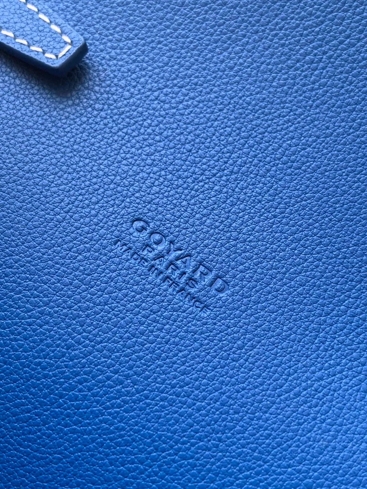 The design of the P1260 Chypre crossbody bag has the characteristics of a wallet and the concept of a handbag, which is both clever and practical. The bag has 6 card slots and a detachable and adjustable leather shoulder strap that can be worn on the shoulder, cross-body or hand-carried. 21 cm x 4 cm x 16 cm 🔎8063-Sky Blue