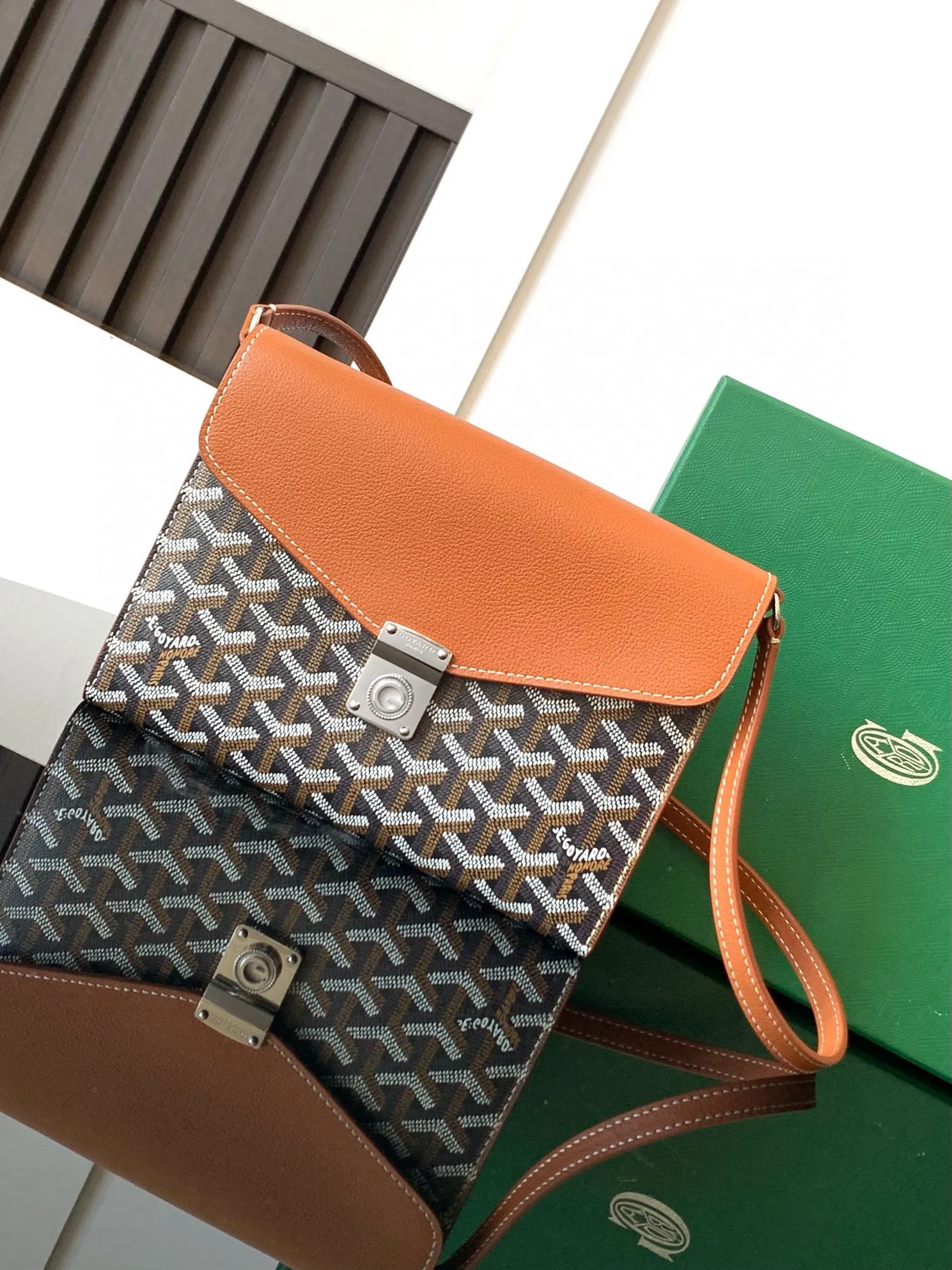 The design of the P1260 Chypre crossbody bag has the characteristics of a wallet and the concept of a handbag, which is both clever and practical. The bag has 6 card slots and a detachable and adjustable leather shoulder strap that can be worn on the shoulder, cross-body or hand-carried.  21 cm x 4 cm x 16 cm 🔎8063-Black·Brown