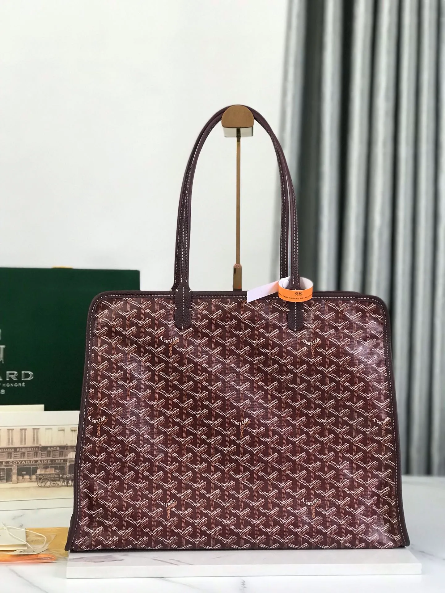 850 💝The Hardy small commuter bag is back. The Hardy bag has canceled the cat head design on one side of the old version and has been upgraded to become our daily portable commuter bag. It is full of French elegance and more ladylike. The zippered version is more secure and secretive, has large capacity and is lightweight. 🉑️It folds and comes with a small purse inside. The removable pad can keep the bottom shape even when computer files are put in. It is the best choice for commuting or mommy bags. Size Size: 40cm×17cm×31cm 🔍020213