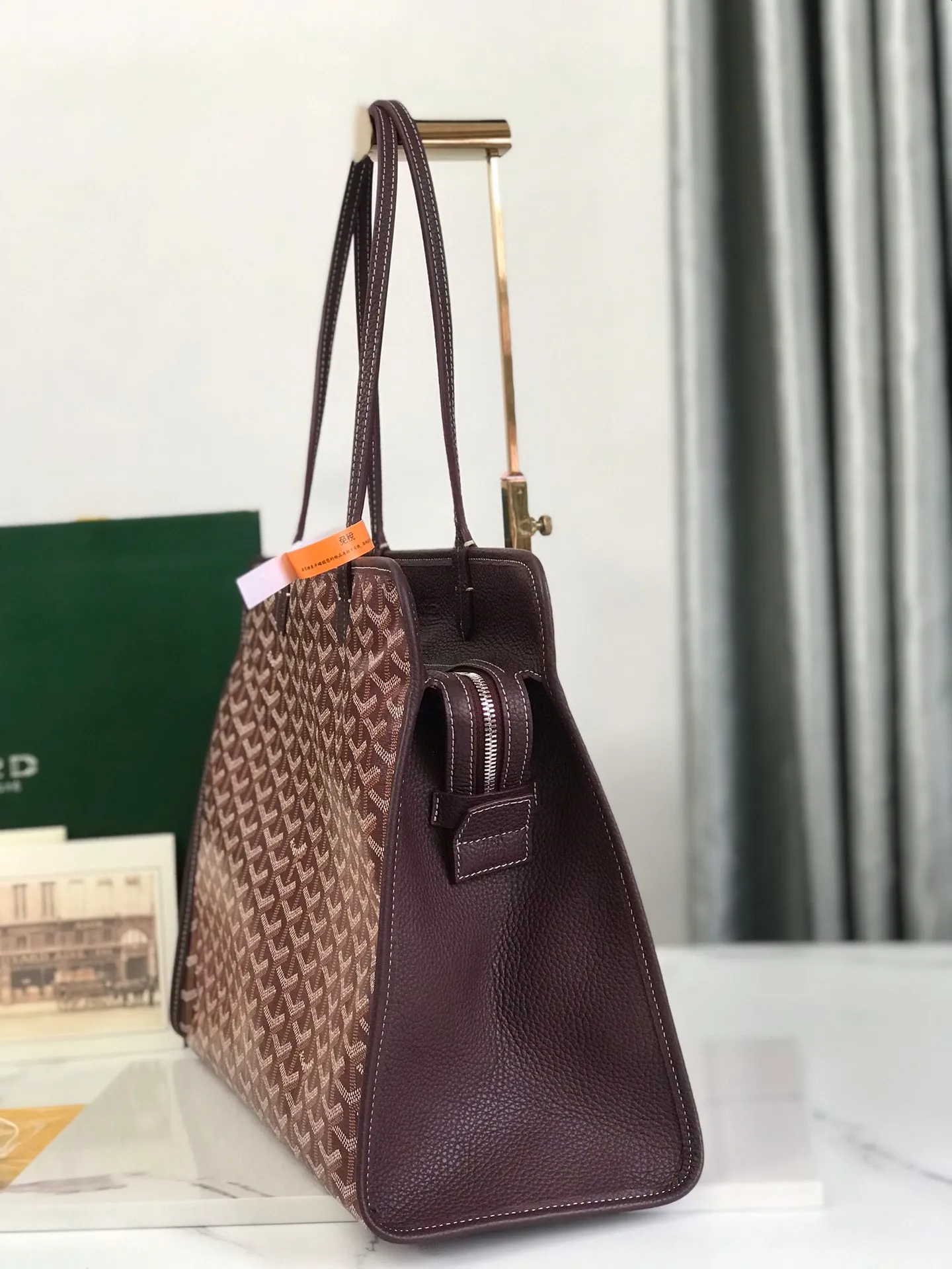 850 💝The Hardy small commuter bag is back. The Hardy bag has canceled the cat head design on one side of the old version and has been upgraded to become our daily portable commuter bag. It is full of French elegance and more ladylike. The zippered version is more secure and secretive, has large capacity and is lightweight. 🉑️It folds and comes with a small purse inside. The removable pad can keep the bottom shape even when computer files are put in. It is the best choice for commuting or mommy bags. Size Size: 40cm×17cm×31cm 🔍020213