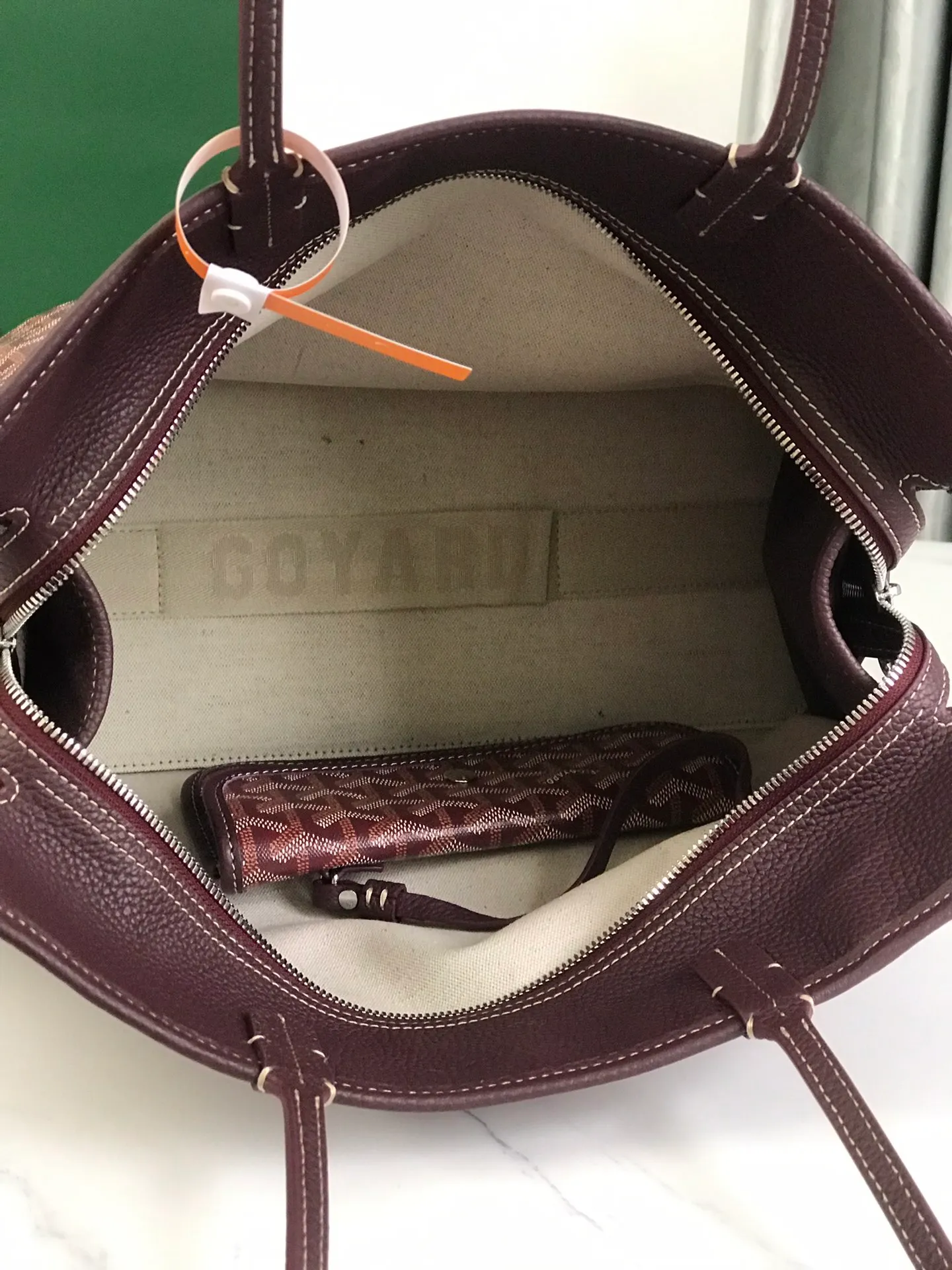 850 💝The Hardy small commuter bag is back. The Hardy bag has canceled the cat head design on one side of the old version and has been upgraded to become our daily portable commuter bag. It is full of French elegance and more ladylike. The zippered version is more secure and secretive, has large capacity and is lightweight. 🉑️It folds and comes with a small purse inside. The removable pad can keep the bottom shape even when computer files are put in. It is the best choice for commuting or mommy bags. Size Size: 40cm×17cm×31cm 🔍020213