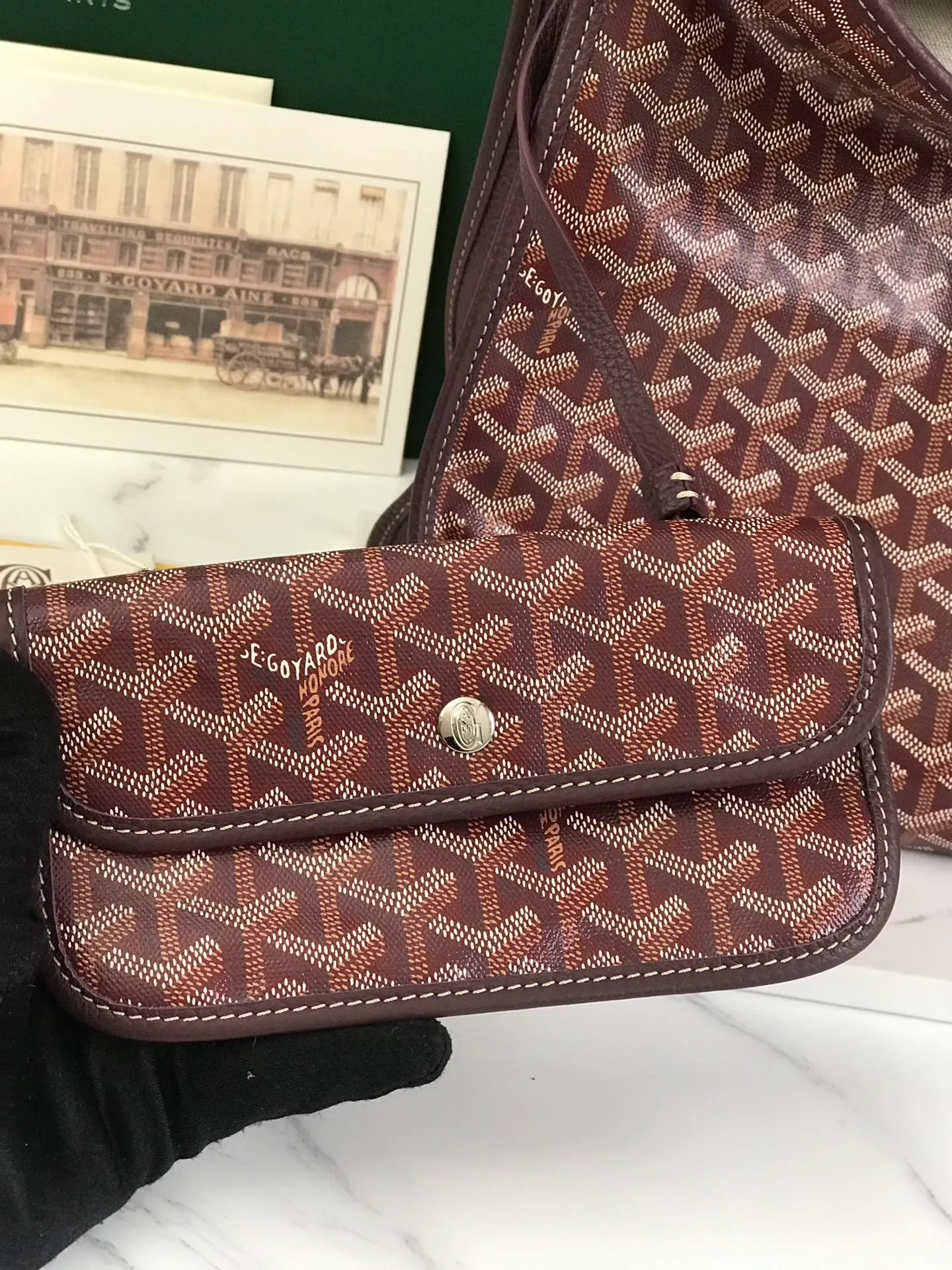 850 💝The Hardy small commuter bag is back. The Hardy bag has canceled the cat head design on one side of the old version and has been upgraded to become our daily portable commuter bag. It is full of French elegance and more ladylike. The zippered version is more secure and secretive, has large capacity and is lightweight. 🉑️It folds and comes with a small purse inside. The removable pad can keep the bottom shape even when computer files are put in. It is the best choice for commuting or mommy bags. Size Size: 40cm×17cm×31cm 🔍020213