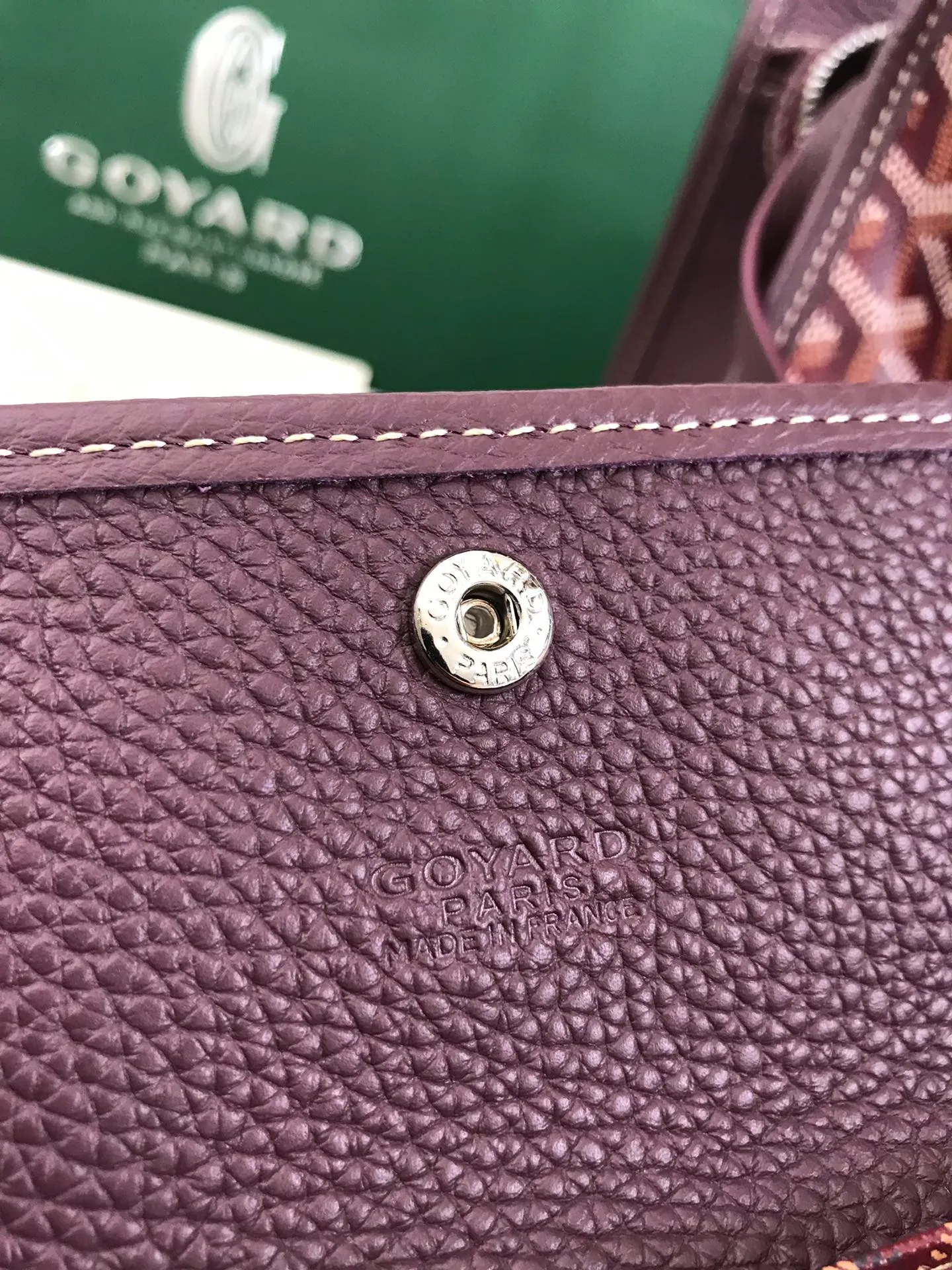 850 💝The Hardy small commuter bag is back. The Hardy bag has canceled the cat head design on one side of the old version and has been upgraded to become our daily portable commuter bag. It is full of French elegance and more ladylike. The zippered version is more secure and secretive, has large capacity and is lightweight. 🉑️It folds and comes with a small purse inside. The removable pad can keep the bottom shape even when computer files are put in. It is the best choice for commuting or mommy bags. Size Size: 40cm×17cm×31cm 🔍020213