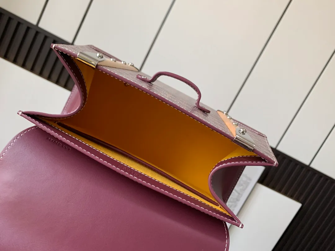 P1700 original.  The Saïgon bag is one of the iconic pieces of the House of Goyard, embodying all the characteristic elements of the brand's boxmaking craftsmanship, such as wood, strips, leather corners and tacks. The Saigon Small Bag features a structured design and a removable shoulder strap for a chic and elegant look.  20 cm x 12 cm x 28 cm 🔎LAR 020186-maroon