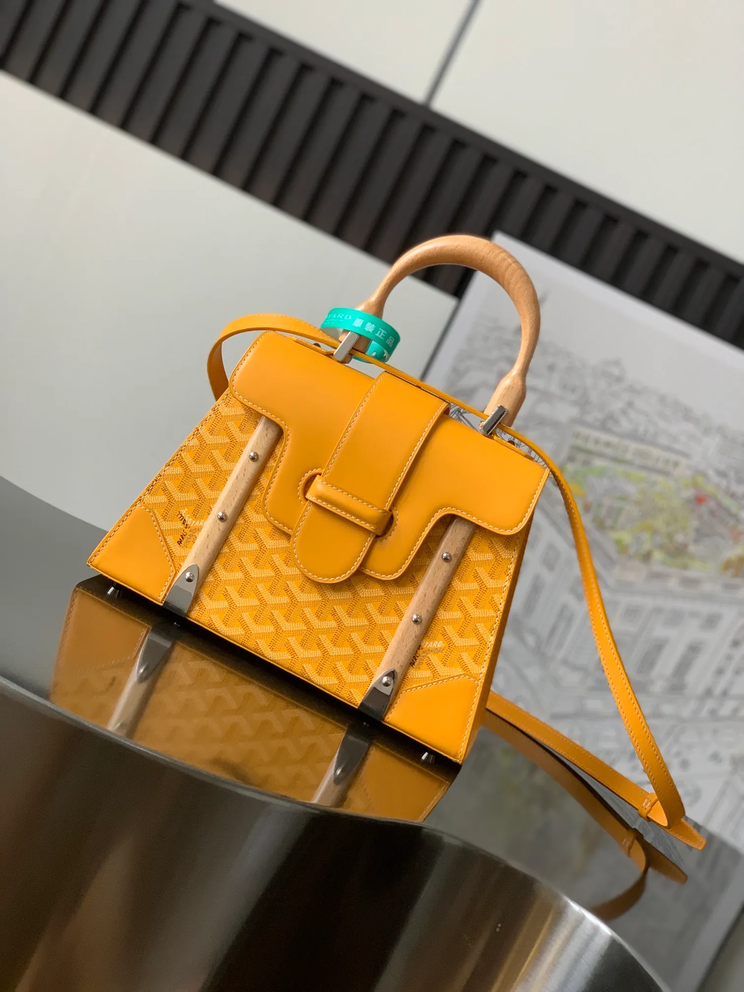 P1700 original Saïgon bag is one of the iconic items of the House of Goyard, embodying all the characteristic elements of the brand's box-making craftsmanship, such as wood, strips, leather corners and box-making nails. The Saigon Small Bag features a structured design and a removable shoulder strap for a chic and elegant look.  20 cm x 12 cm x 28 cm 🔎LAR 020186-yellow