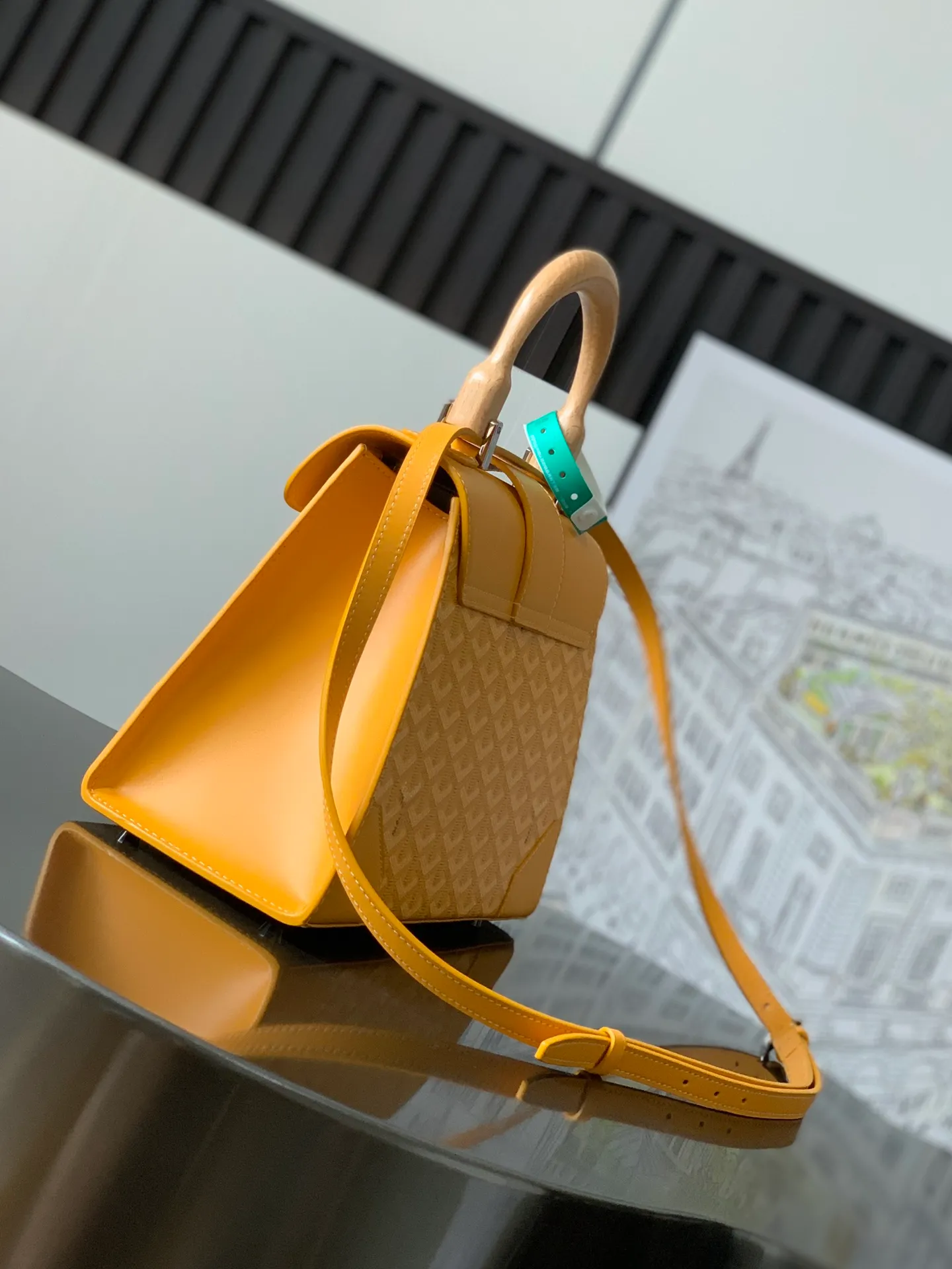 P1700 original Saïgon bag is one of the iconic items of the House of Goyard, embodying all the characteristic elements of the brand's box-making craftsmanship, such as wood, strips, leather corners and box-making nails. The Saigon Small Bag features a structured design and a removable shoulder strap for a chic and elegant look.  20 cm x 12 cm x 28 cm 🔎LAR 020186-yellow