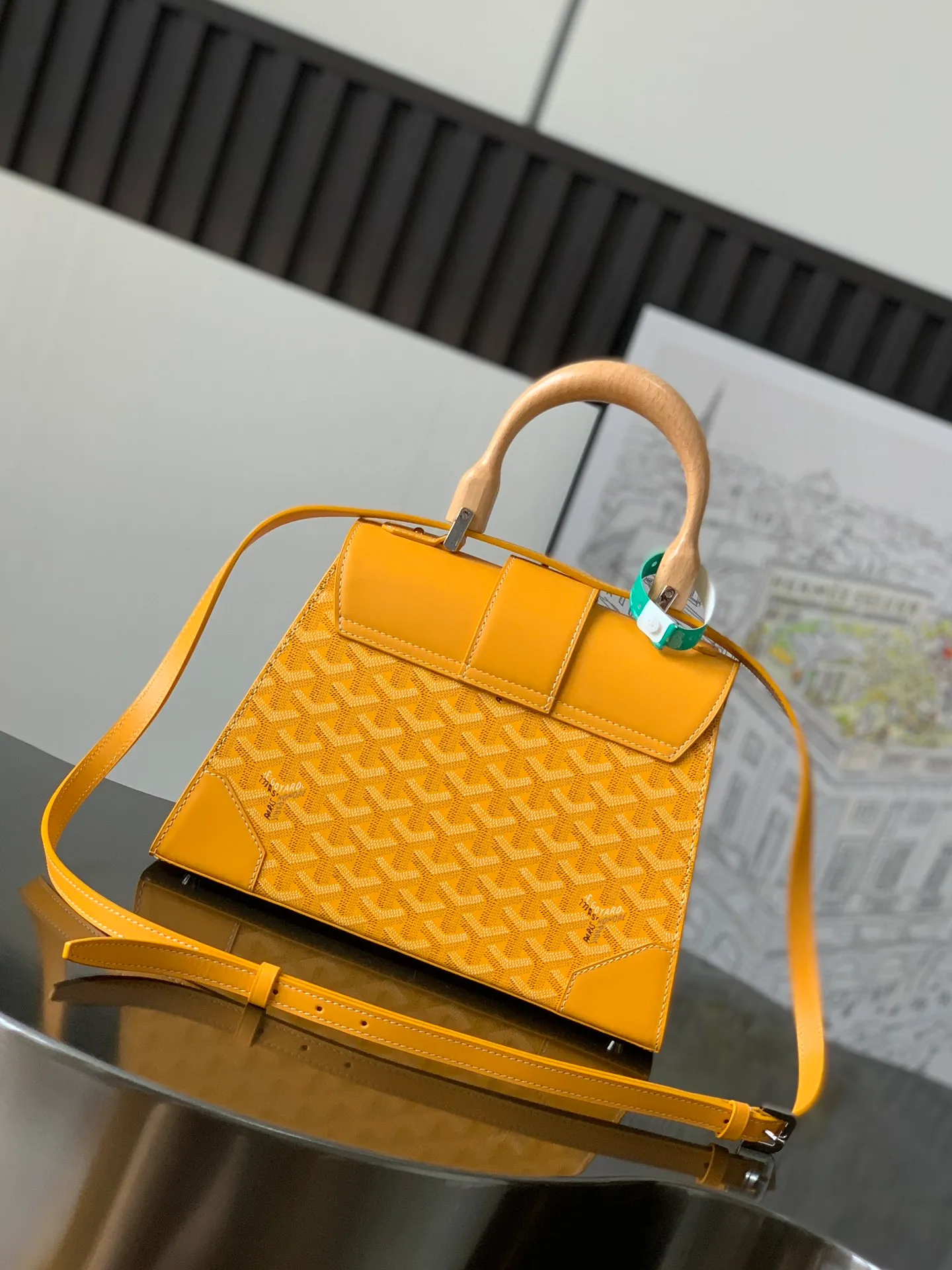 P1700 original Saïgon bag is one of the iconic items of the House of Goyard, embodying all the characteristic elements of the brand's box-making craftsmanship, such as wood, strips, leather corners and box-making nails. The Saigon Small Bag features a structured design and a removable shoulder strap for a chic and elegant look.  20 cm x 12 cm x 28 cm 🔎LAR 020186-yellow