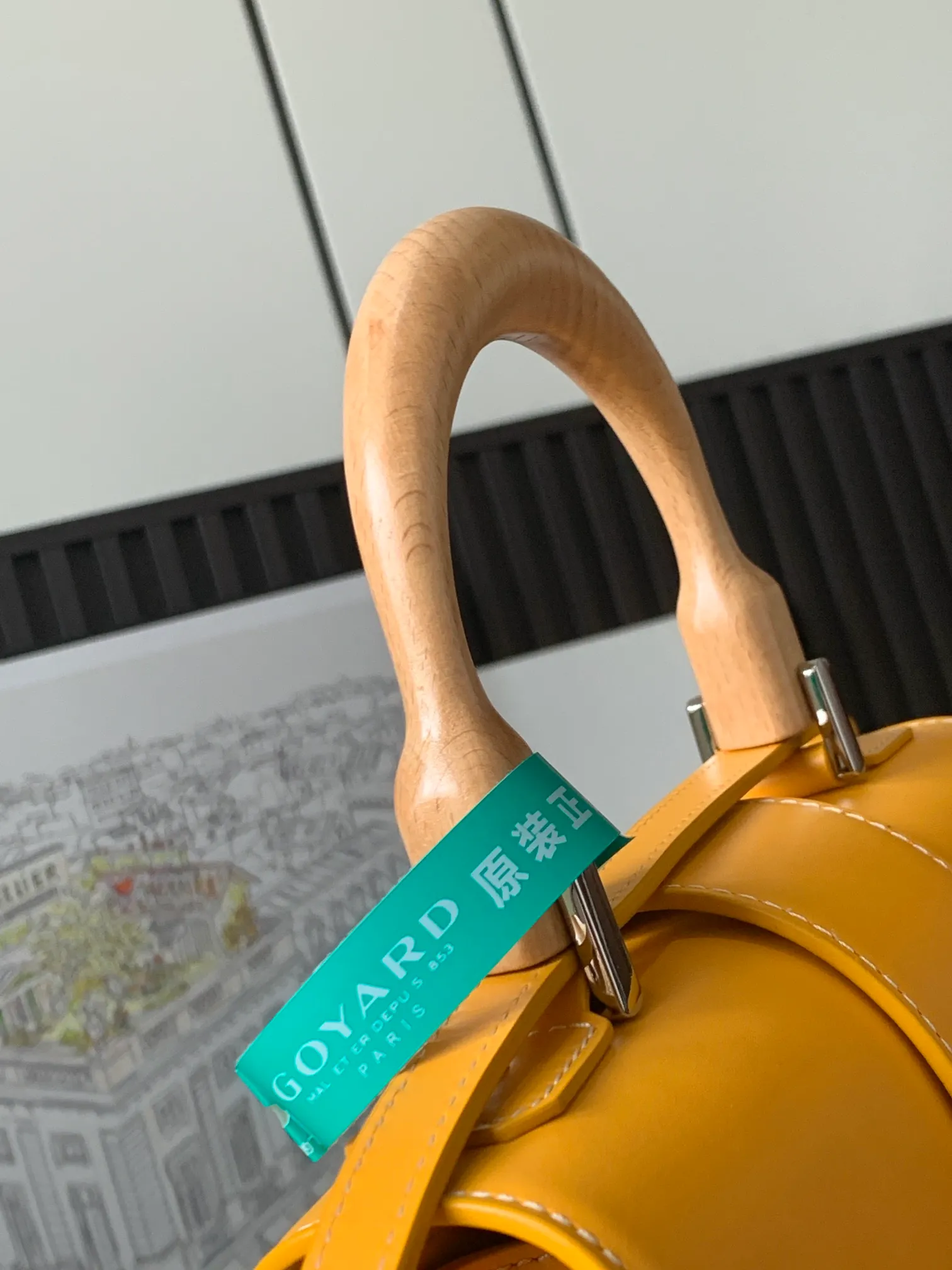 P1700 original Saïgon bag is one of the iconic items of the House of Goyard, embodying all the characteristic elements of the brand's box-making craftsmanship, such as wood, strips, leather corners and box-making nails. The Saigon Small Bag features a structured design and a removable shoulder strap for a chic and elegant look.  20 cm x 12 cm x 28 cm 🔎LAR 020186-yellow