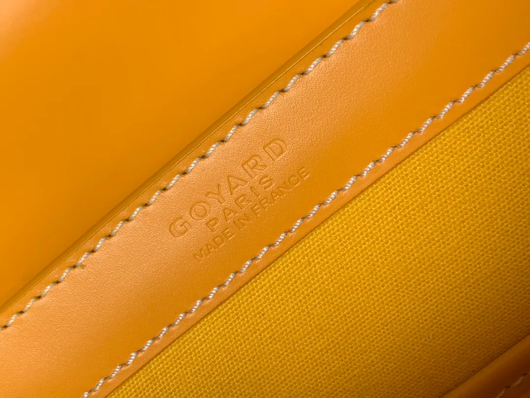 P1700 original Saïgon bag is one of the iconic items of the House of Goyard, embodying all the characteristic elements of the brand's box-making craftsmanship, such as wood, strips, leather corners and box-making nails. The Saigon Small Bag features a structured design and a removable shoulder strap for a chic and elegant look.  20 cm x 12 cm x 28 cm 🔎LAR 020186-yellow