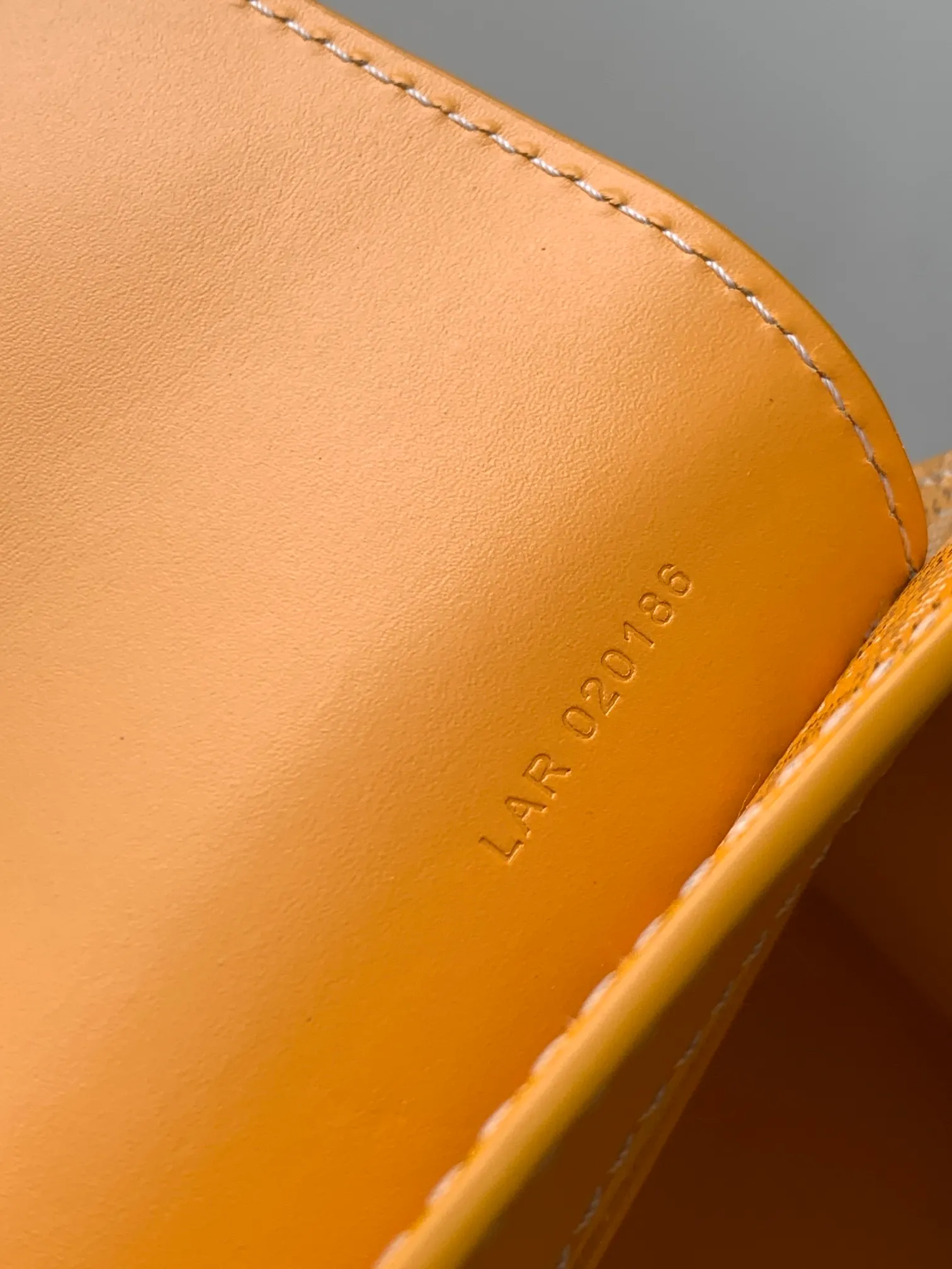 P1700 original Saïgon bag is one of the iconic items of the House of Goyard, embodying all the characteristic elements of the brand's box-making craftsmanship, such as wood, strips, leather corners and box-making nails. The Saigon Small Bag features a structured design and a removable shoulder strap for a chic and elegant look.  20 cm x 12 cm x 28 cm 🔎LAR 020186-yellow
