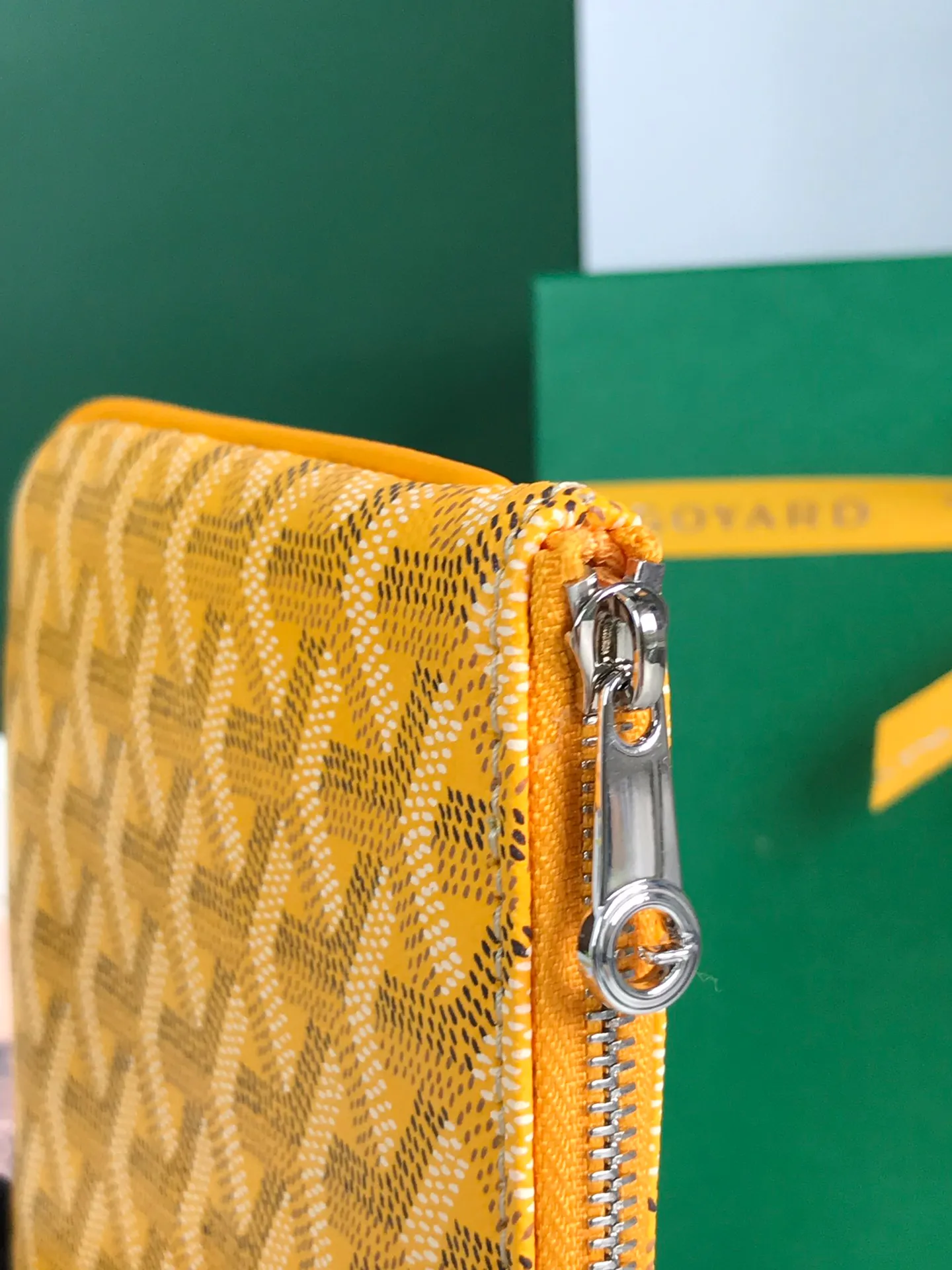 250❤️G0YARD (Goya) was founded in 1853 and has a history of more than 160 years. The fabric is woven with a mixture of linen, cotton and hemp fibers and then coated with smooth gum aldehyde. It is waterproof, strong and durable. It is highly favored by celebrities, royal families and nobles 👏🏻👏🏻 💍💍Vacuum electroplating hardware pull tag, inner mark leather tag car line outer ring pressing 㾗The effect can only be achieved by imported machines, update the latest practice of the counter. Small handbag size: 20*15cm 🔍020166