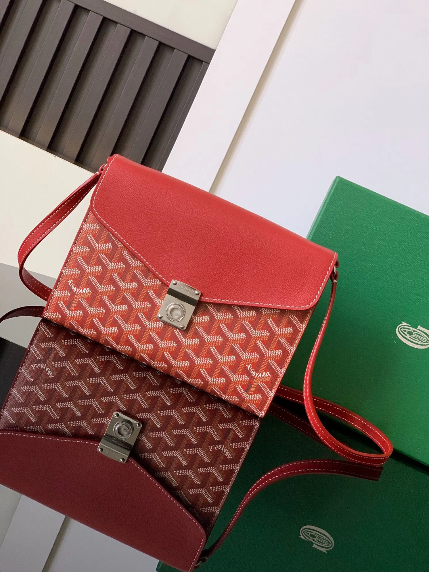 The design of the P1260 Chypre crossbody bag has the characteristics of a wallet and the concept of a handbag, which is both clever and practical. The bag has 6 card slots and a detachable and adjustable leather shoulder strap that can be worn on the shoulder, cross-body or hand-carried. 21 cm x 4 cm x 16 cm 🔎8063-Red
