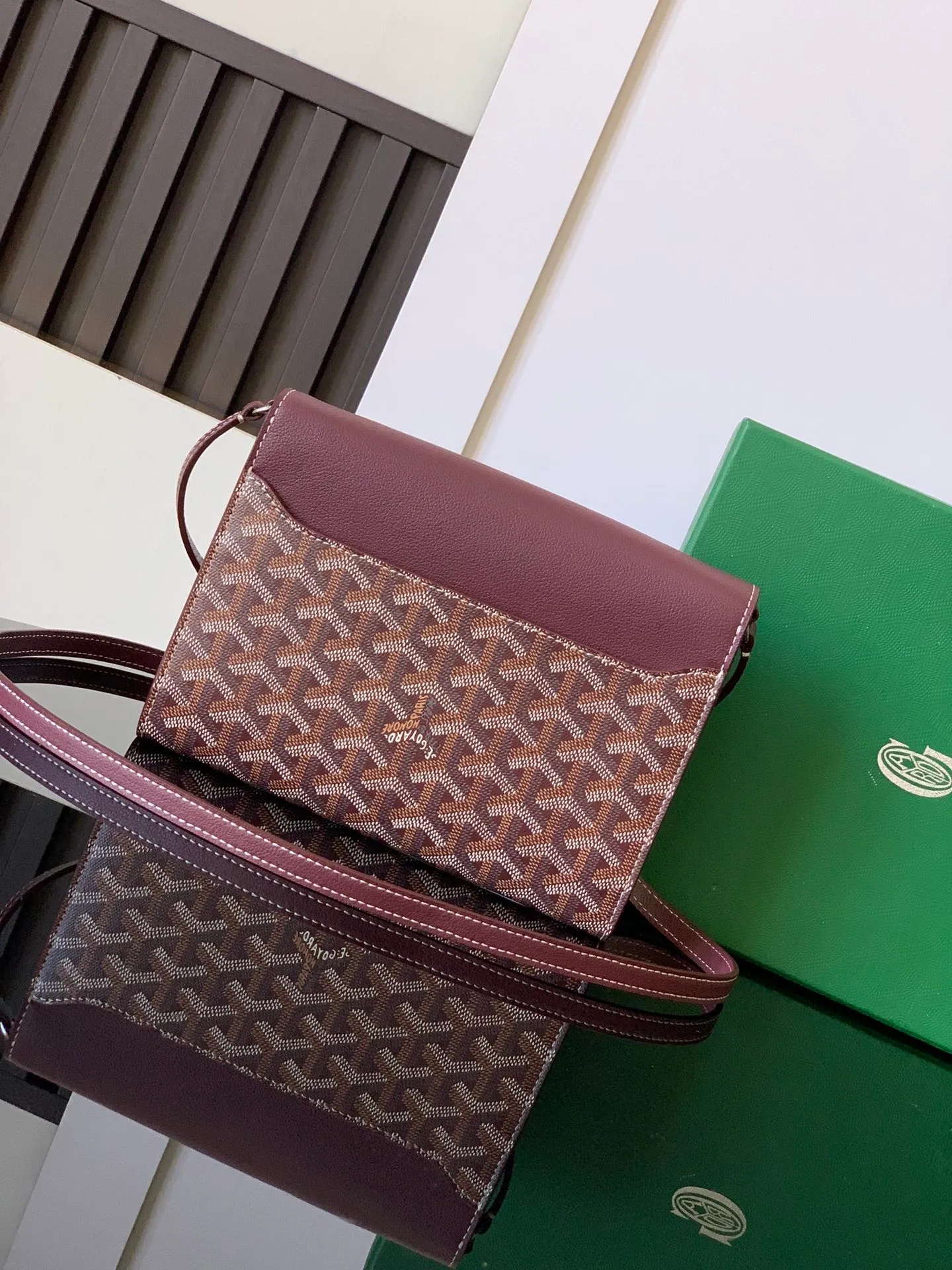 The design of the P1260 Chypre crossbody bag has the characteristics of a wallet and the concept of a handbag, which is both clever and practical. The bag has 6 card slots and a detachable and adjustable leather shoulder strap that can be worn on the shoulder, cross-body or hand-carried.  21 cm x 4 cm x 16 cm 🔎8063-maroon
