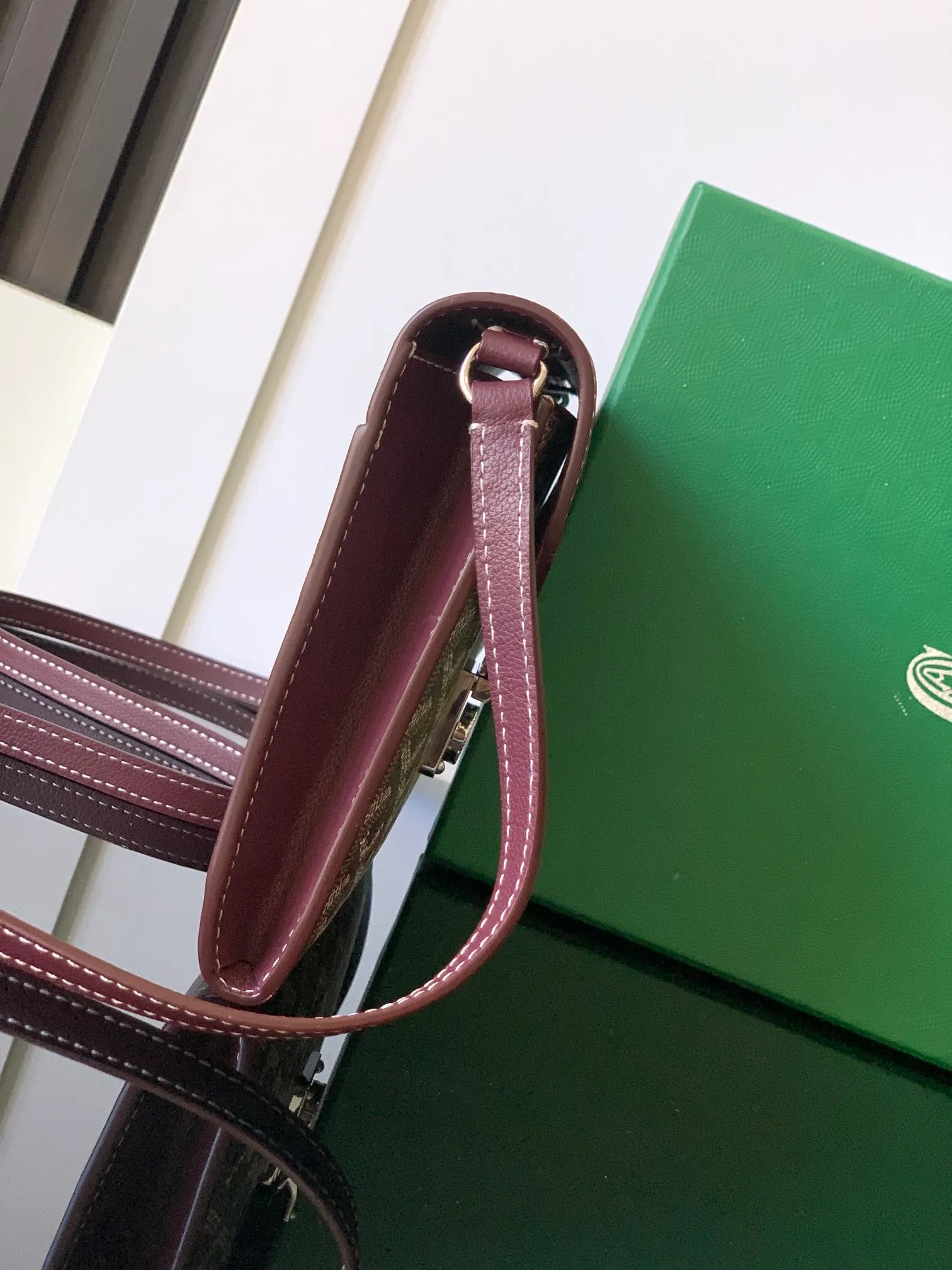 The design of the P1260 Chypre crossbody bag has the characteristics of a wallet and the concept of a handbag, which is both clever and practical. The bag has 6 card slots and a detachable and adjustable leather shoulder strap that can be worn on the shoulder, cross-body or hand-carried.  21 cm x 4 cm x 16 cm 🔎8063-maroon