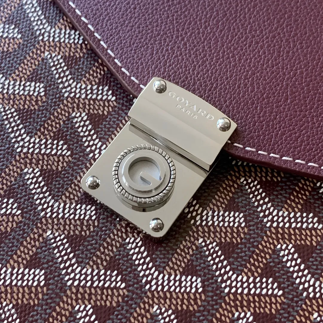 The design of the P1260 Chypre crossbody bag has the characteristics of a wallet and the concept of a handbag, which is both clever and practical. The bag has 6 card slots and a detachable and adjustable leather shoulder strap that can be worn on the shoulder, cross-body or hand-carried.  21 cm x 4 cm x 16 cm 🔎8063-maroon