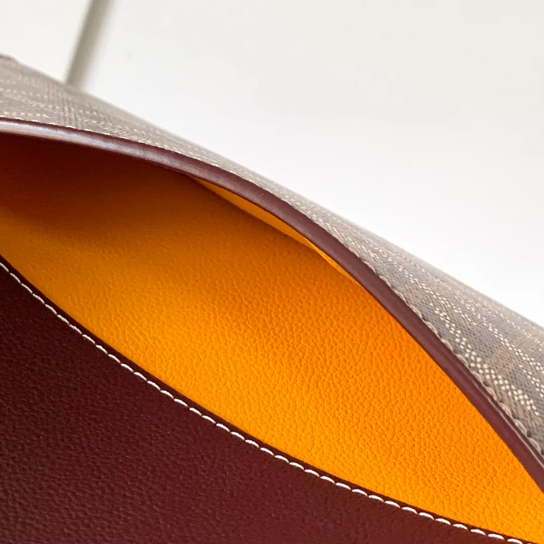 The design of the P1260 Chypre crossbody bag has the characteristics of a wallet and the concept of a handbag, which is both clever and practical. The bag has 6 card slots and a detachable and adjustable leather shoulder strap that can be worn on the shoulder, cross-body or hand-carried.  21 cm x 4 cm x 16 cm 🔎8063-maroon