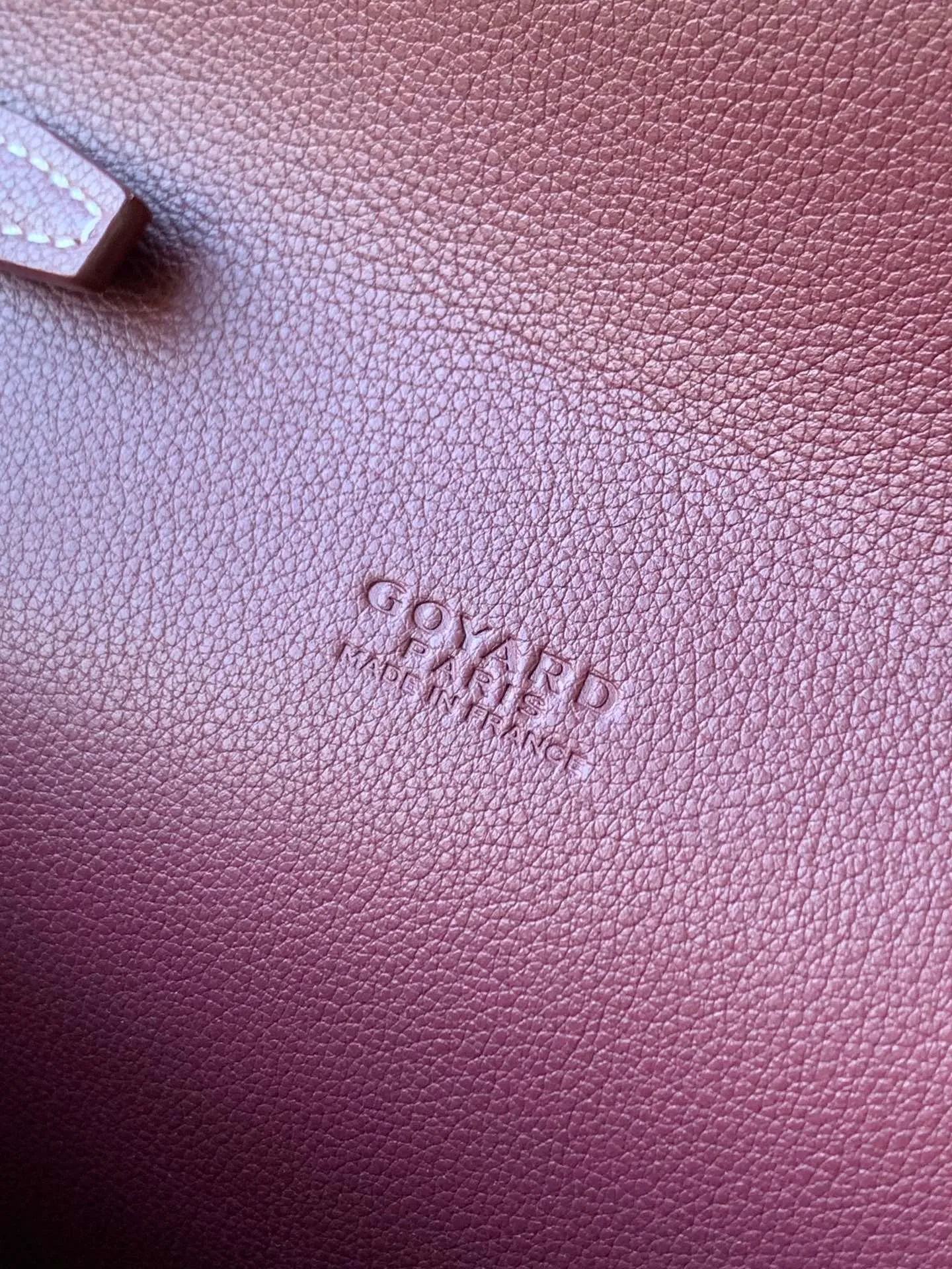 The design of the P1260 Chypre crossbody bag has the characteristics of a wallet and the concept of a handbag, which is both clever and practical. The bag has 6 card slots and a detachable and adjustable leather shoulder strap that can be worn on the shoulder, cross-body or hand-carried.  21 cm x 4 cm x 16 cm 🔎8063-maroon