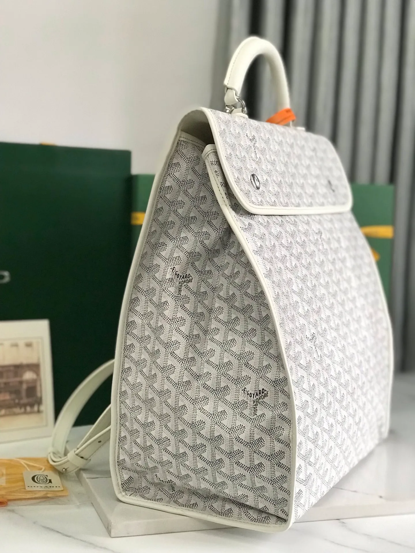 720❤️Goyard Saint Leger folding backpack The Saint Leger bag follows Goyard's consistent principles of modular design and functionality. It has a large internal space and is equipped with a detachable and adjustable shoulder strap. It can be cleverly converted into a briefcase or backpack. It is an indispensable and excellent companion for daily travel❤️ Size: 33*35*16cm 🔎: 020318/020191