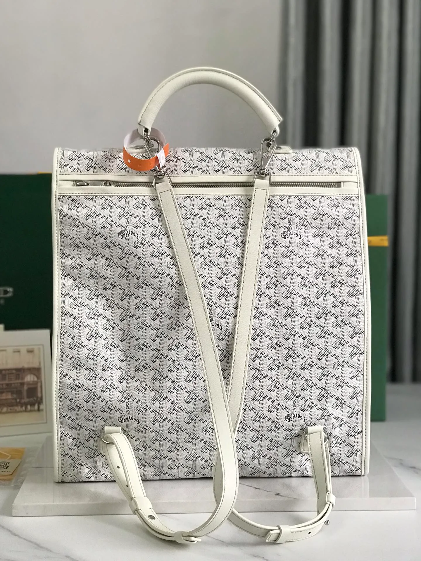 720❤️Goyard Saint Leger folding backpack The Saint Leger bag follows Goyard's consistent principles of modular design and functionality. It has a large internal space and is equipped with a detachable and adjustable shoulder strap. It can be cleverly converted into a briefcase or backpack. It is an indispensable and excellent companion for daily travel❤️ Size: 33*35*16cm 🔎: 020318/020191