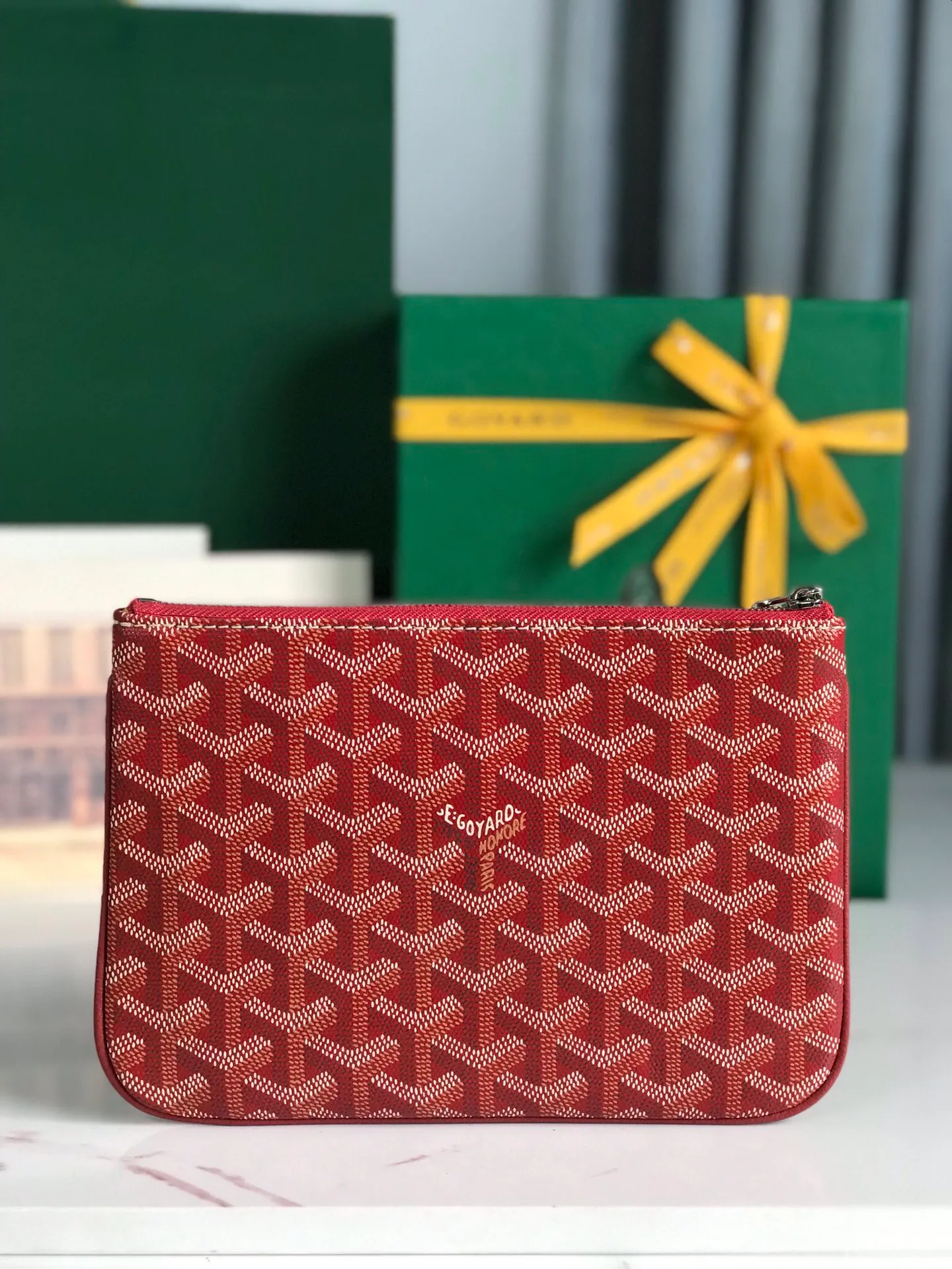 250❤️G0YARD (Goya) was founded in 1853 and has a history of more than 160 years. The fabric is woven with a mixture of linen, cotton and hemp fibers and then coated with smooth gum aldehyde. It is waterproof, strong and durable. It is highly favored by celebrities, royal families and nobles 👏🏻👏🏻 💍💍Vacuum electroplating hardware pull tag, inner mark leather tag car line outer ring pressing 㾗The effect can only be achieved by imported machines, update the latest practice of the counter. Small handbag size: 20*15cm 🔍020166