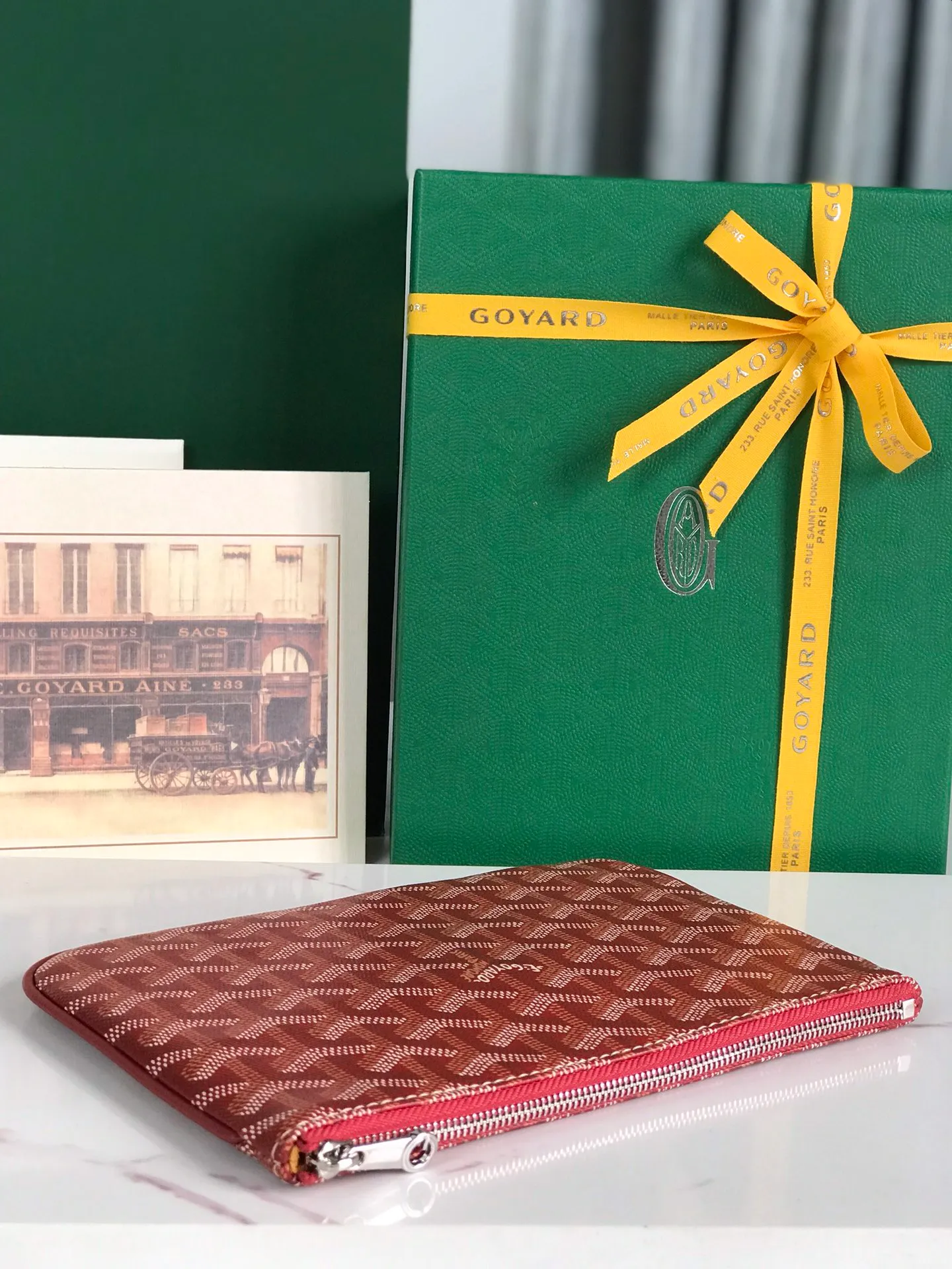 250❤️G0YARD (Goya) was founded in 1853 and has a history of more than 160 years. The fabric is woven with a mixture of linen, cotton and hemp fibers and then coated with smooth gum aldehyde. It is waterproof, strong and durable. It is highly favored by celebrities, royal families and nobles 👏🏻👏🏻 💍💍Vacuum electroplating hardware pull tag, inner mark leather tag car line outer ring pressing 㾗The effect can only be achieved by imported machines, update the latest practice of the counter. Small handbag size: 20*15cm 🔍020166