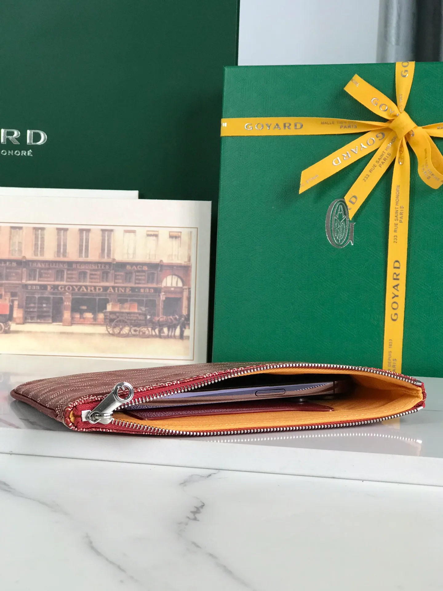 250❤️G0YARD (Goya) was founded in 1853 and has a history of more than 160 years. The fabric is woven with a mixture of linen, cotton and hemp fibers and then coated with smooth gum aldehyde. It is waterproof, strong and durable. It is highly favored by celebrities, royal families and nobles 👏🏻👏🏻 💍💍Vacuum electroplating hardware pull tag, inner mark leather tag car line outer ring pressing 㾗The effect can only be achieved by imported machines, update the latest practice of the counter. Small handbag size: 20*15cm 🔍020166