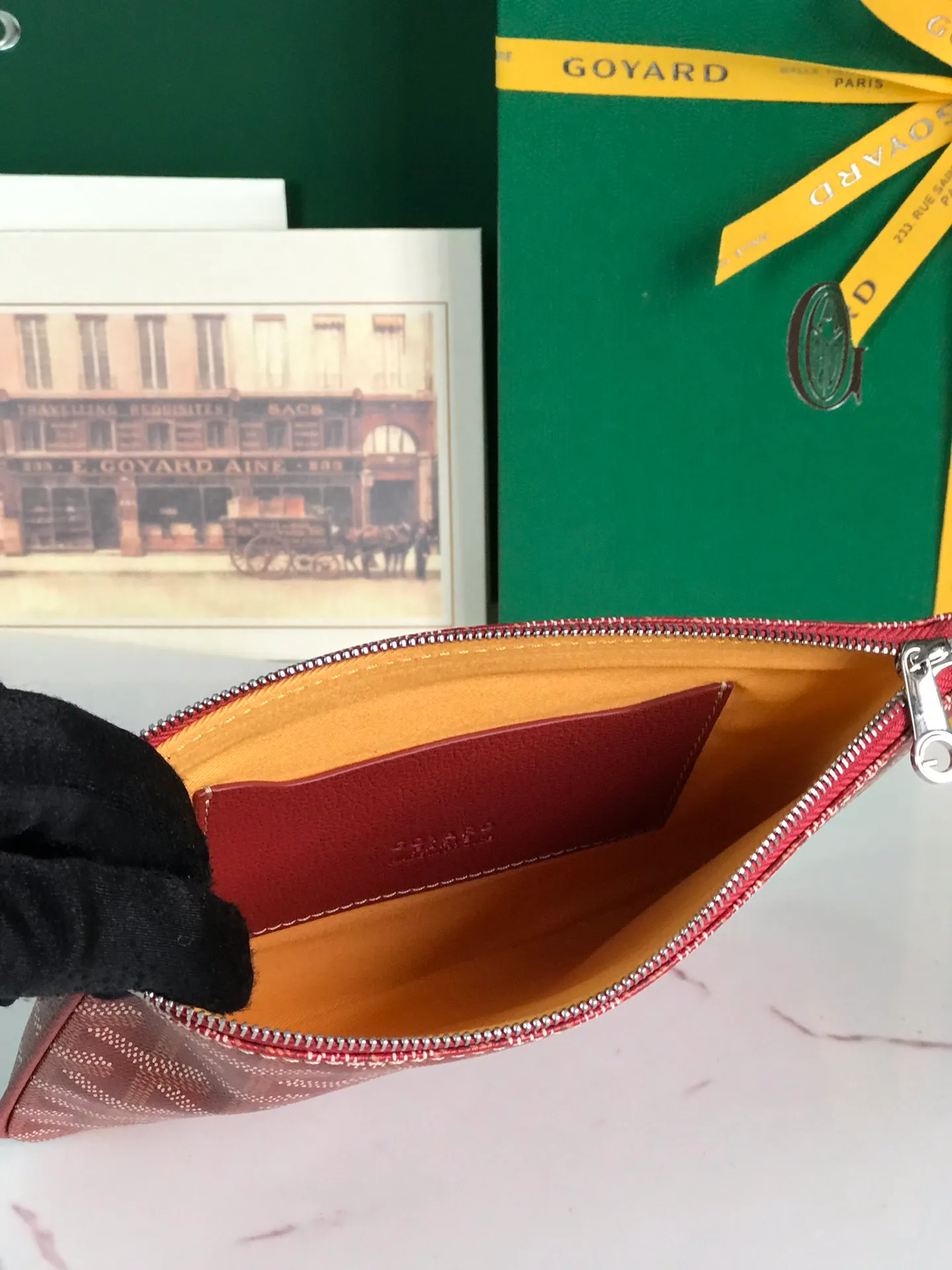 250❤️G0YARD (Goya) was founded in 1853 and has a history of more than 160 years. The fabric is woven with a mixture of linen, cotton and hemp fibers and then coated with smooth gum aldehyde. It is waterproof, strong and durable. It is highly favored by celebrities, royal families and nobles 👏🏻👏🏻 💍💍Vacuum electroplating hardware pull tag, inner mark leather tag car line outer ring pressing 㾗The effect can only be achieved by imported machines, update the latest practice of the counter. Small handbag size: 20*15cm 🔍020166