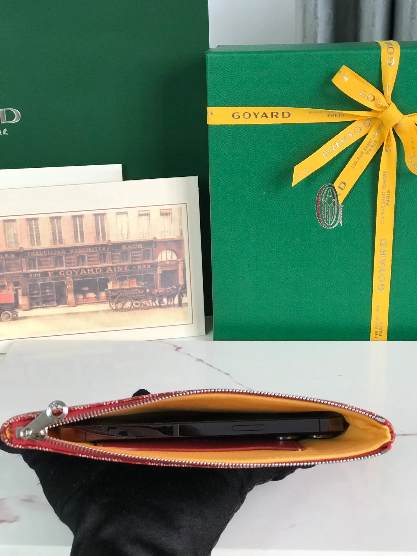 250❤️G0YARD (Goya) was founded in 1853 and has a history of more than 160 years. The fabric is woven with a mixture of linen, cotton and hemp fibers and then coated with smooth gum aldehyde. It is waterproof, strong and durable. It is highly favored by celebrities, royal families and nobles 👏🏻👏🏻 💍💍Vacuum electroplating hardware pull tag, inner mark leather tag car line outer ring pressing 㾗The effect can only be achieved by imported machines, update the latest practice of the counter. Small handbag size: 20*15cm 🔍020166