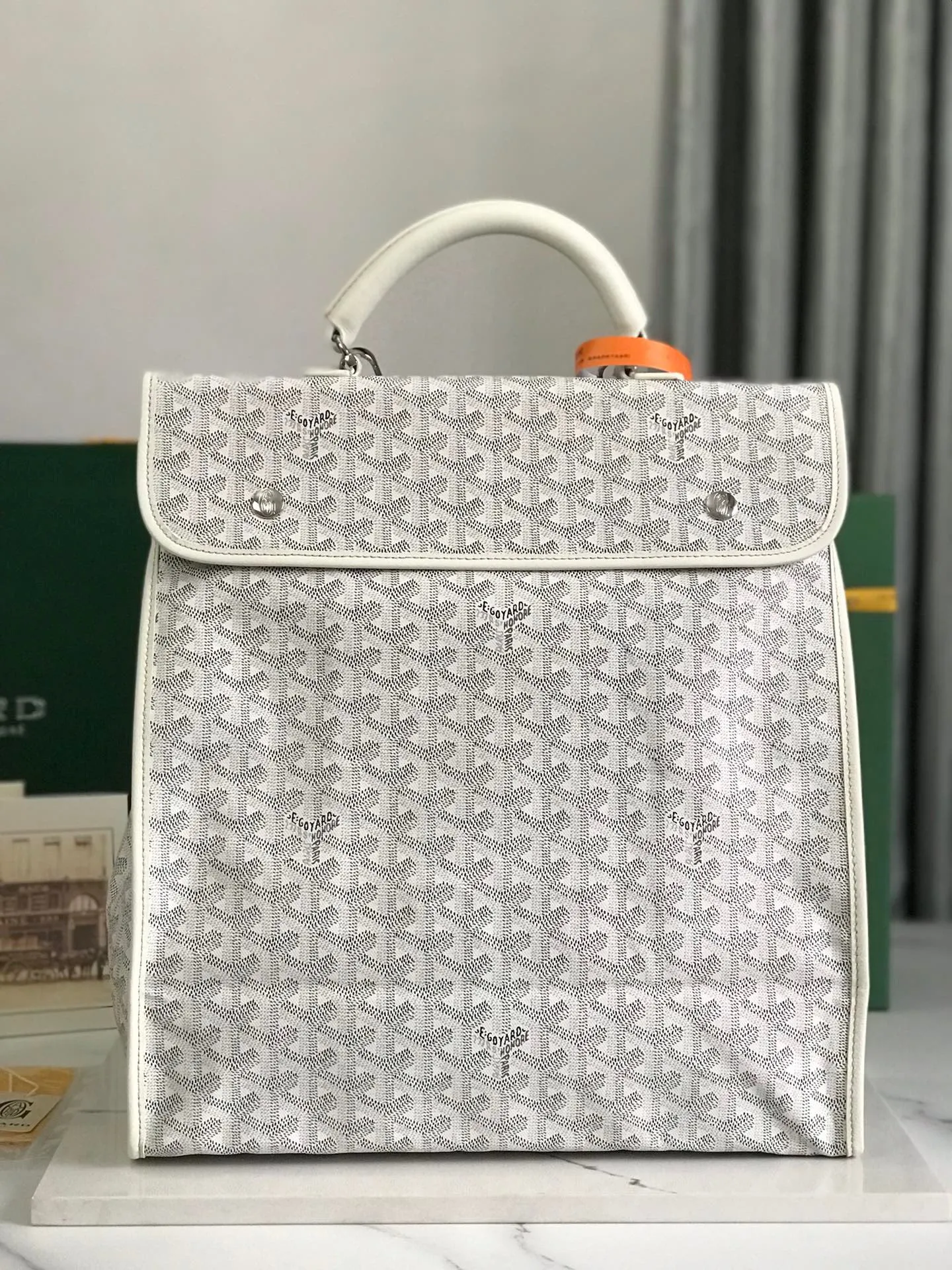 720❤️Goyard Saint Leger folding backpack The Saint Leger bag follows Goyard's consistent principles of modular design and functionality. It has a large internal space and is equipped with a detachable and adjustable shoulder strap. It can be cleverly converted into a briefcase or backpack. It is an indispensable and excellent companion for daily travel❤️ Size: 33*35*16cm 🔎: 020318/020191