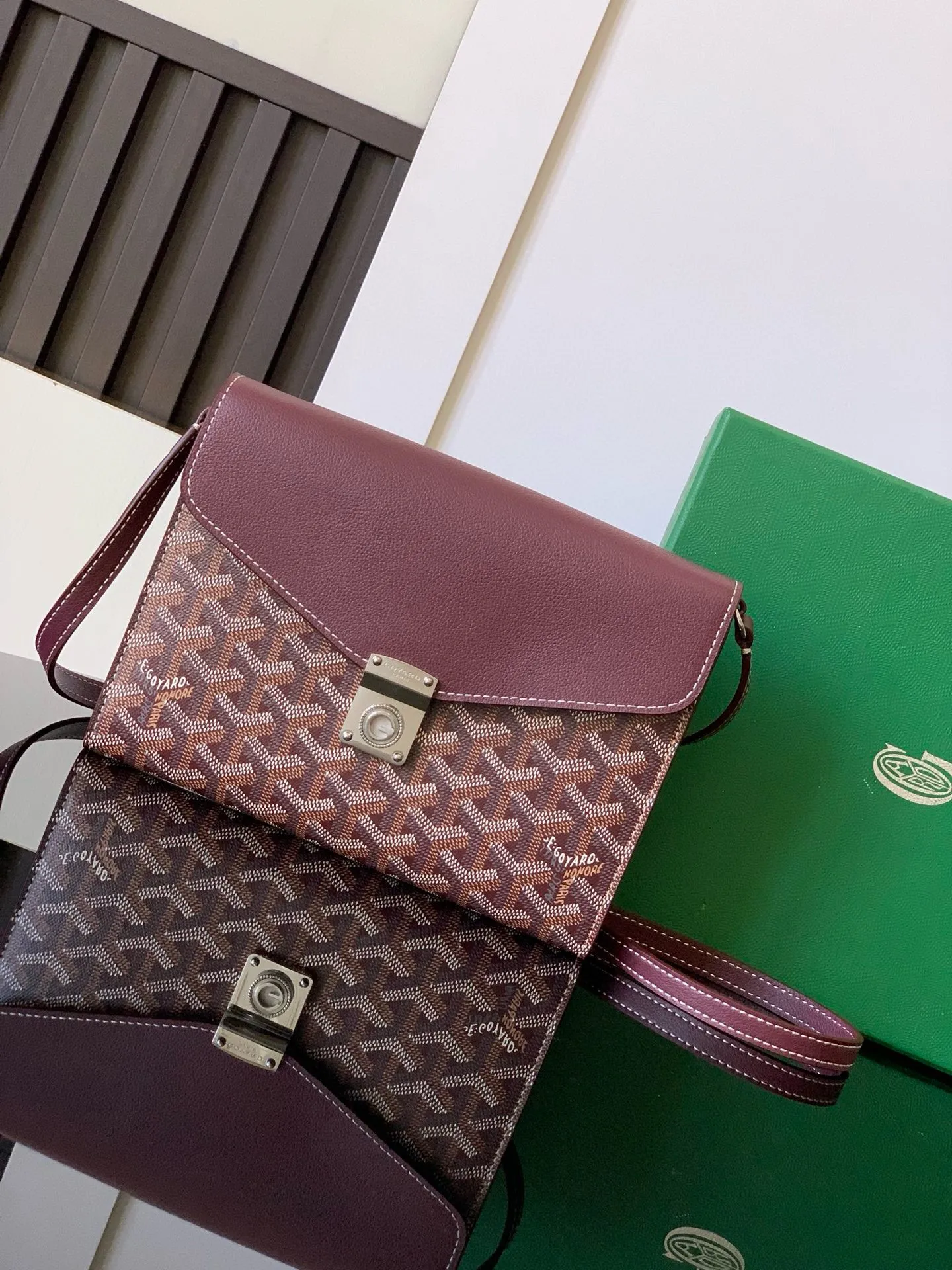 The design of the P1060 Chypre crossbody bag has the characteristics of a wallet and the concept of a handbag, which is both clever and practical. The bag has 6 card slots and a detachable and adjustable leather shoulder strap that can be worn on the shoulder, cross-body or hand-carried.  21 cm x 4 cm x 16 cm 🔎8063-maroon