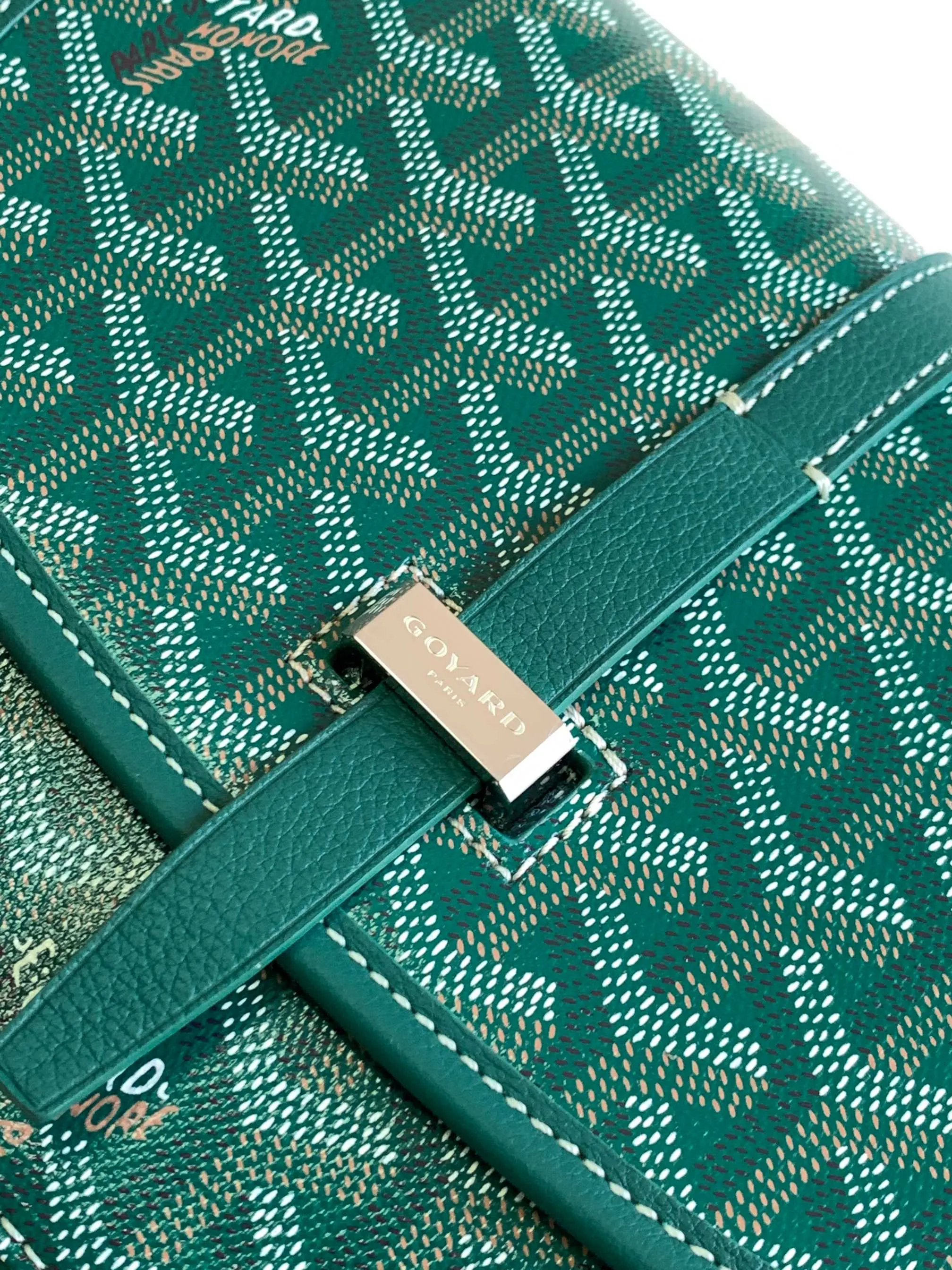 P1300🉐With packaging, the BELVÉDÉRE small bag is equipped with a smart shoulder strap and a secure closure system, suitable for various occasions, simple and elegant, lightweight and practical. Features multiple exterior and interior pockets to easily separate your belongings. Material: GOYARDINE canvas & DECIZE calf leather, detachable and adjustable shoulder strap, search code: 8016 pebbled pattern SIZE: size, weight: 16X7X22 (CM)