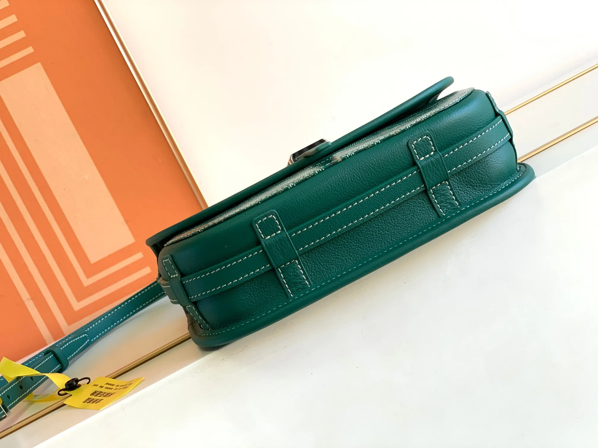 P1300🉐With packaging, the BELVÉDÉRE small bag is equipped with a smart shoulder strap and a secure closure system, suitable for various occasions, simple and elegant, lightweight and practical. Features multiple exterior and interior pockets to easily separate your belongings. Material: GOYARDINE canvas & DECIZE calf leather, detachable and adjustable shoulder strap, search code: 8016 pebbled pattern SIZE: size, weight: 16X7X22 (CM)