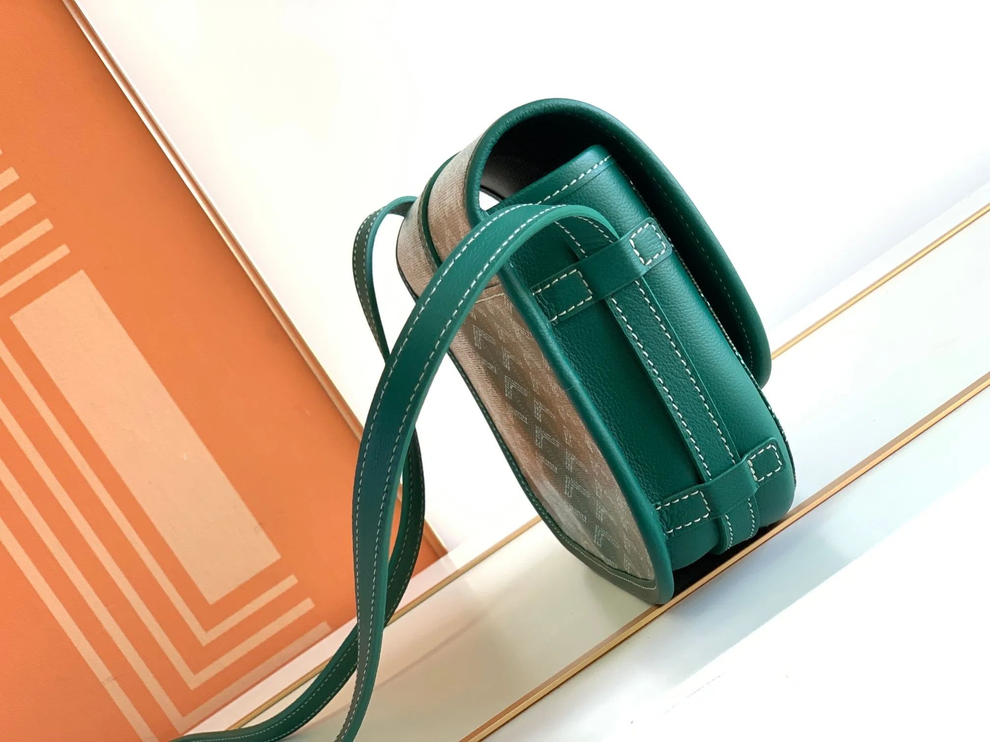 P1300🉐With packaging, the BELVÉDÉRE small bag is equipped with a smart shoulder strap and a secure closure system, suitable for various occasions, simple and elegant, lightweight and practical. Features multiple exterior and interior pockets to easily separate your belongings. Material: GOYARDINE canvas & DECIZE calf leather, detachable and adjustable shoulder strap, search code: 8016 pebbled pattern SIZE: size, weight: 16X7X22 (CM)