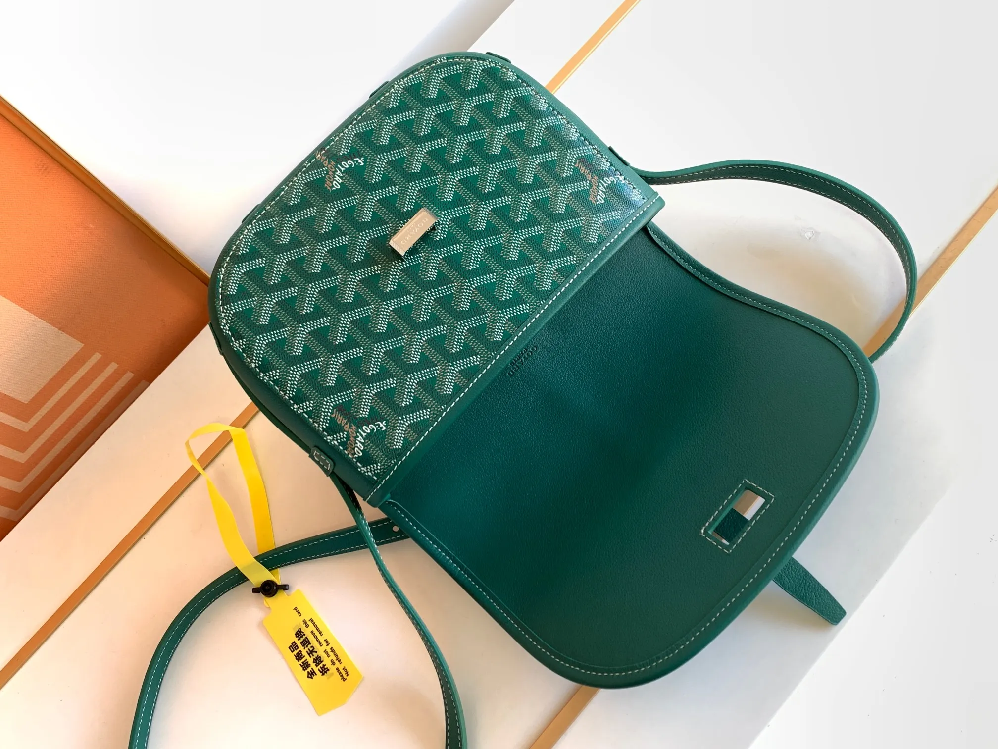 P1300🉐With packaging, the BELVÉDÉRE small bag is equipped with a smart shoulder strap and a secure closure system, suitable for various occasions, simple and elegant, lightweight and practical. Features multiple exterior and interior pockets to easily separate your belongings. Material: GOYARDINE canvas & DECIZE calf leather, detachable and adjustable shoulder strap, search code: 8016 pebbled pattern SIZE: size, weight: 16X7X22 (CM)