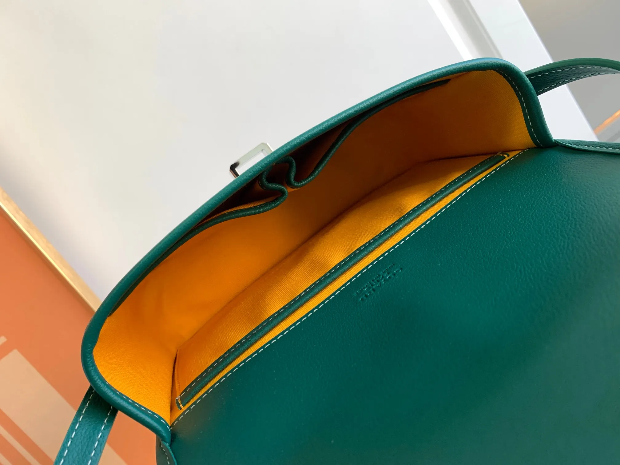 P1300🉐With packaging, the BELVÉDÉRE small bag is equipped with a smart shoulder strap and a secure closure system, suitable for various occasions, simple and elegant, lightweight and practical. Features multiple exterior and interior pockets to easily separate your belongings. Material: GOYARDINE canvas & DECIZE calf leather, detachable and adjustable shoulder strap, search code: 8016 pebbled pattern SIZE: size, weight: 16X7X22 (CM)