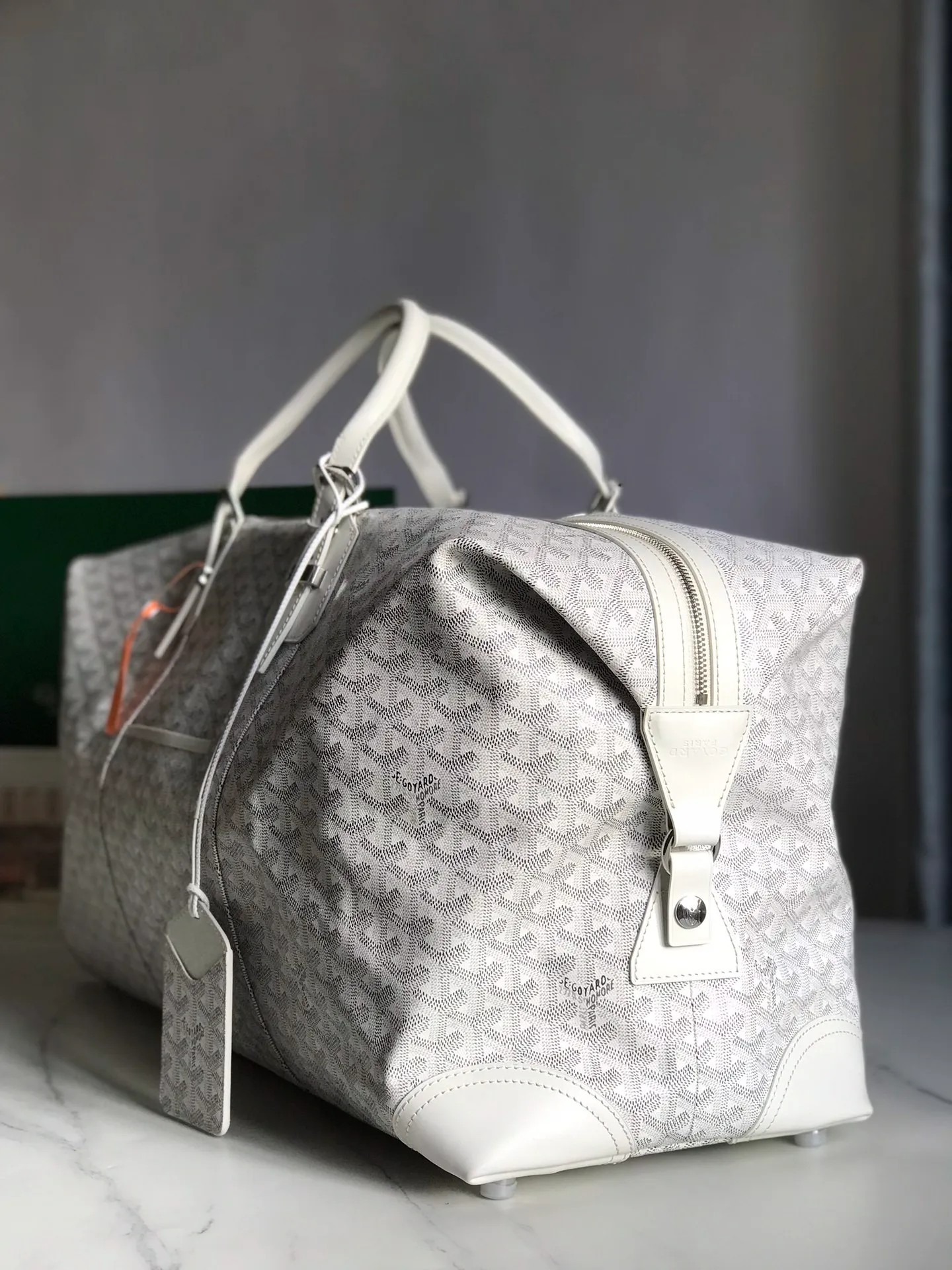 1250💝Boeing travel bag (length 55cm) is very suitable for friends who carry many items. It can be used in the cabin or as a luggage bag. The extra large capacity can hold all kinds of winter clothes, shoes, cosmetic bags... The handles made of first-layer cowhide ensure comfort when carrying, and the length is adjustable. Opening the side wings on both sides of the opening can increase the capacity. (Delivery tag) Size: 55cm x 32cm x 22cm 🔎020156