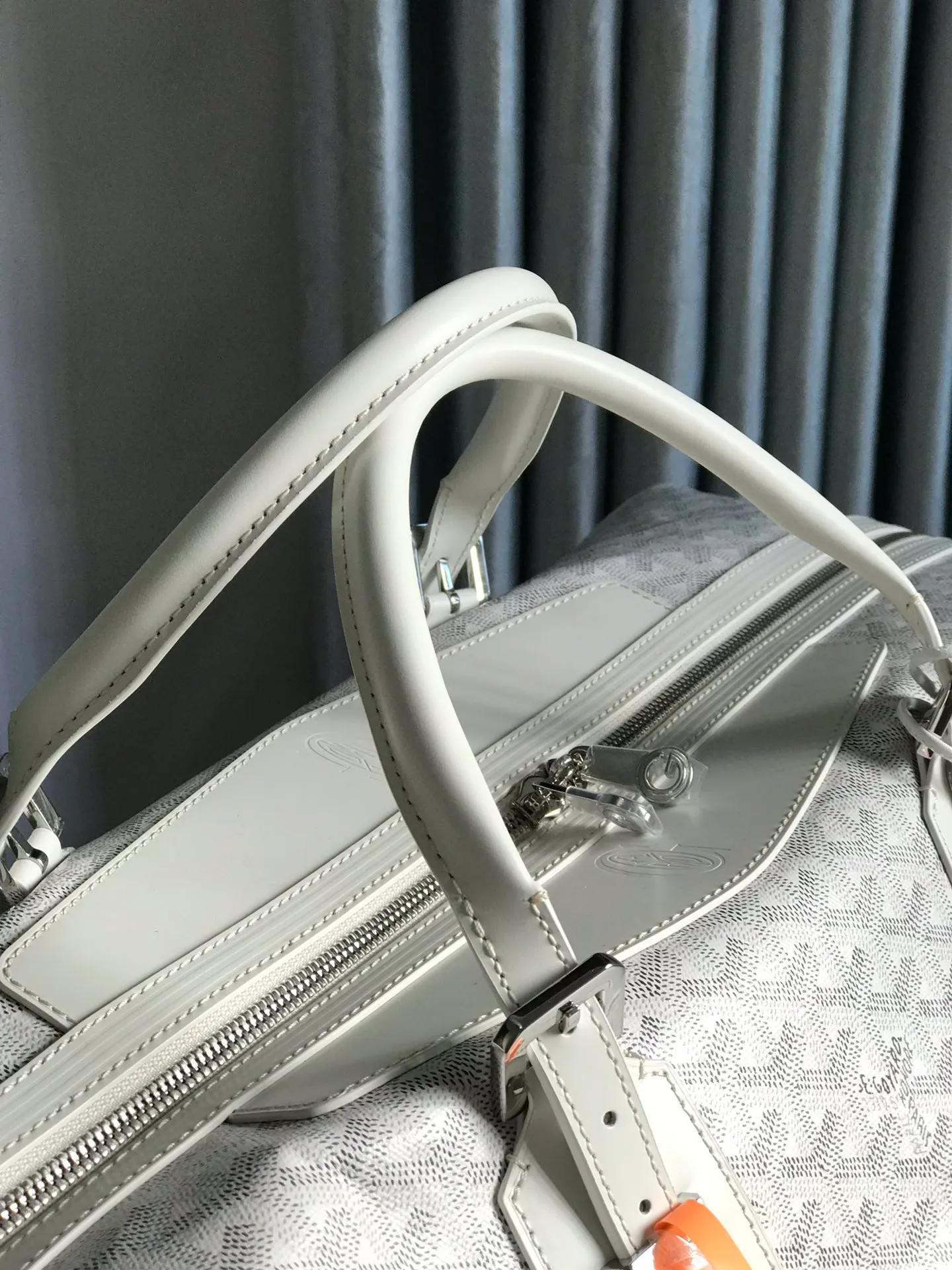 1250💝Boeing travel bag (length 55cm) is very suitable for friends who carry many items. It can be used in the cabin or as a luggage bag. The extra large capacity can hold all kinds of winter clothes, shoes, cosmetic bags... The handles made of first-layer cowhide ensure comfort when carrying, and the length is adjustable. Opening the side wings on both sides of the opening can increase the capacity. (Delivery tag) Size: 55cm x 32cm x 22cm 🔎020156