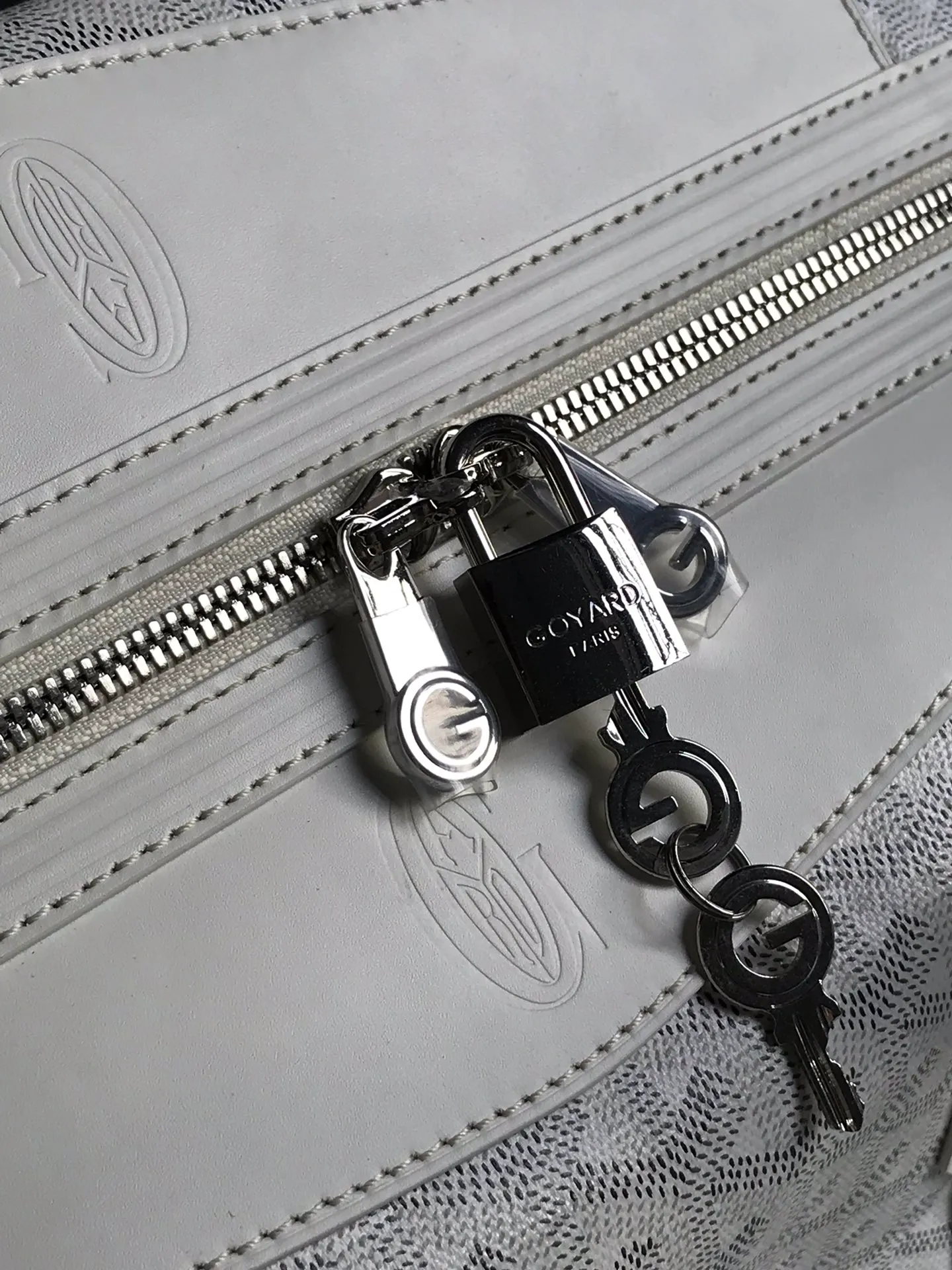 1250💝Boeing travel bag (length 55cm) is very suitable for friends who carry many items. It can be used in the cabin or as a luggage bag. The extra large capacity can hold all kinds of winter clothes, shoes, cosmetic bags... The handles made of first-layer cowhide ensure comfort when carrying, and the length is adjustable. Opening the side wings on both sides of the opening can increase the capacity. (Delivery tag) Size: 55cm x 32cm x 22cm 🔎020156
