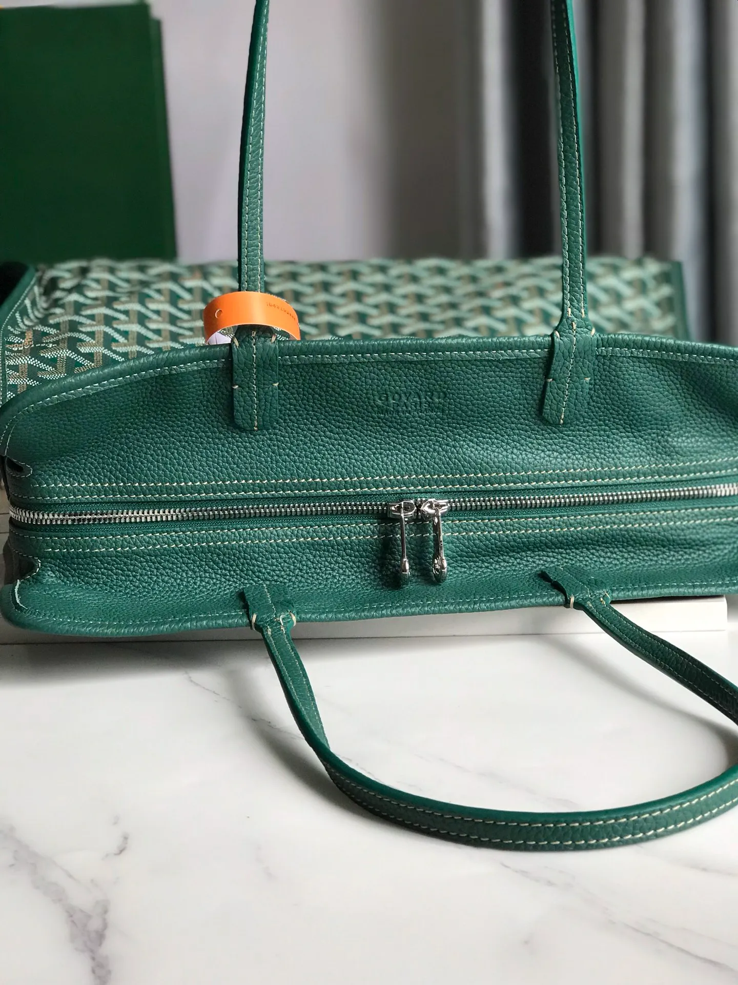 850 🆕Hardy small commuter bag is back. The Hardy bag has canceled the cat head design on one side of the old version and has been upgraded to become our daily portable commuter bag. It is full of French elegance and more ladylike. The zippered version is more secure and secretive, has large capacity and is lightweight. It folds and comes with a small purse inside. The removable pad can maintain the bottom shape even if computer files are placed. It is the best choice for commuting or mommy bags. Size: 40cm×17cm×31cm 020213